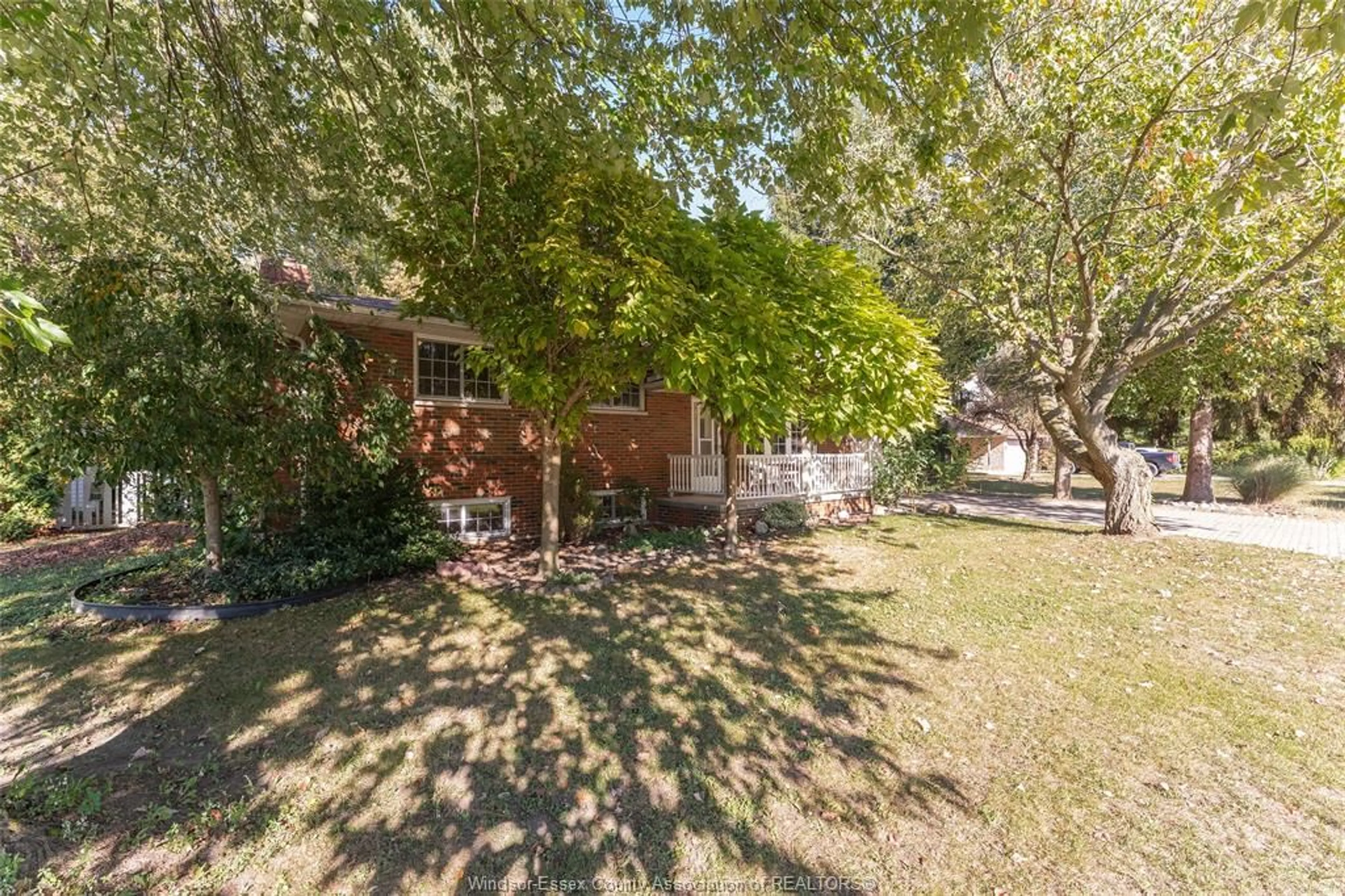 A pic from outside/outdoor area/front of a property/back of a property/a pic from drone, street for 1005 BOUFFARD, LaSalle Ontario N9J 1G8