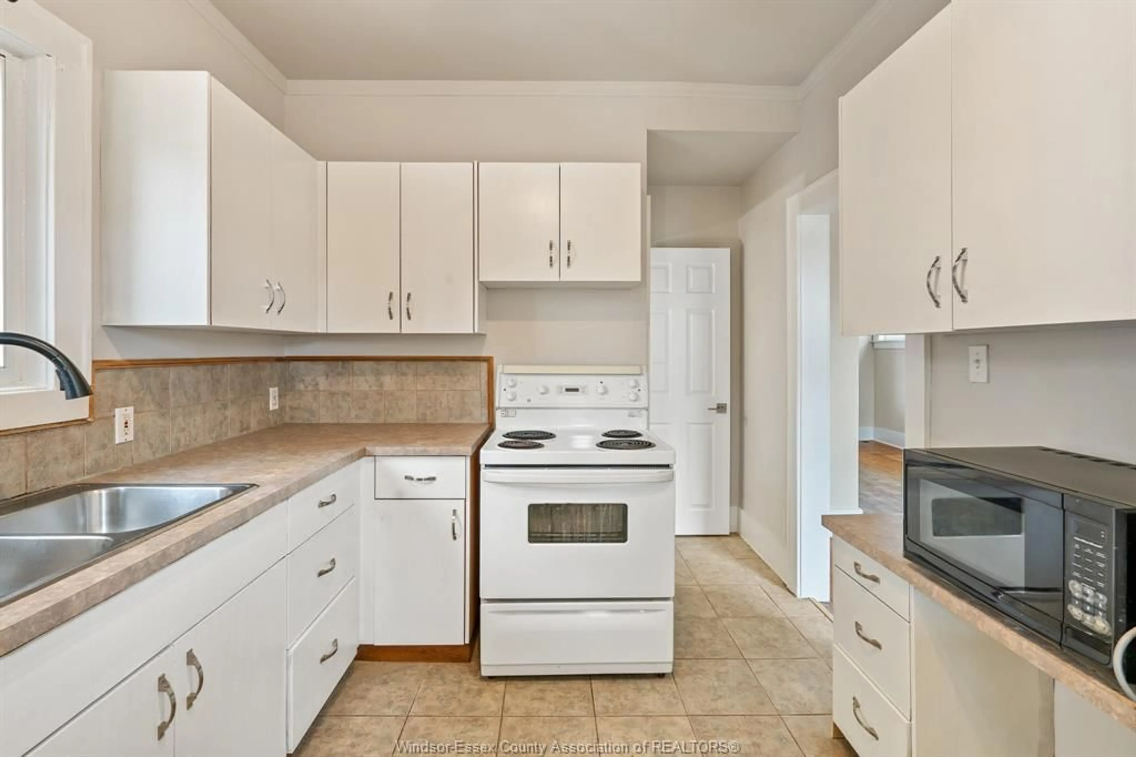 Standard kitchen, ceramic/tile floor for 1575 CHURCH St, Windsor Ontario N8X 1V4