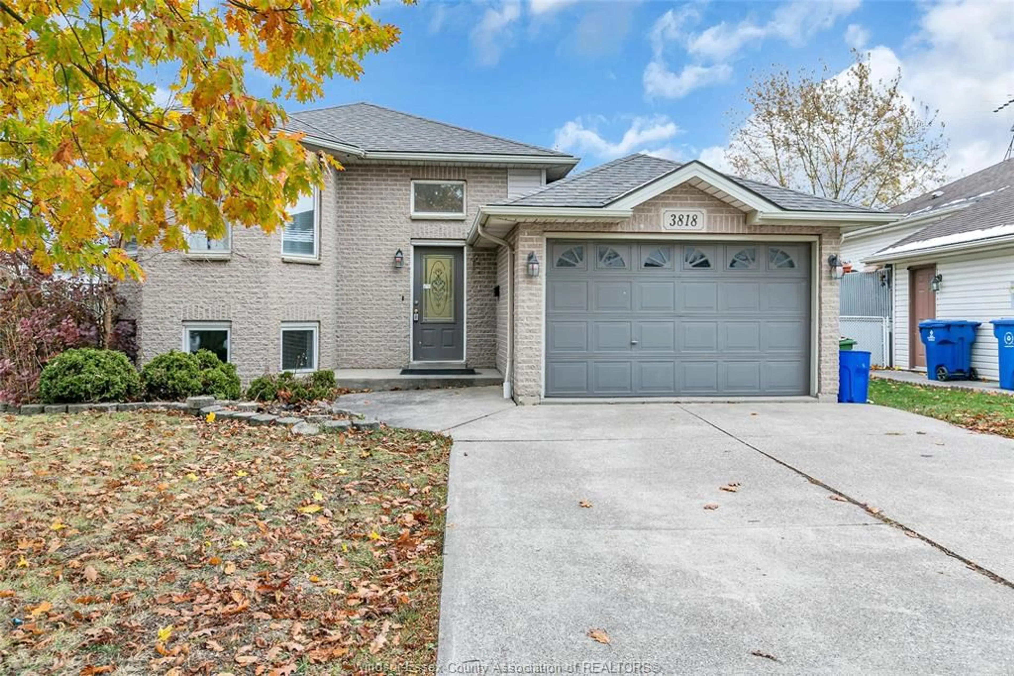 Home with vinyl exterior material, street for 3818 YELLOWOOD St, Windsor Ontario N9E 4T3