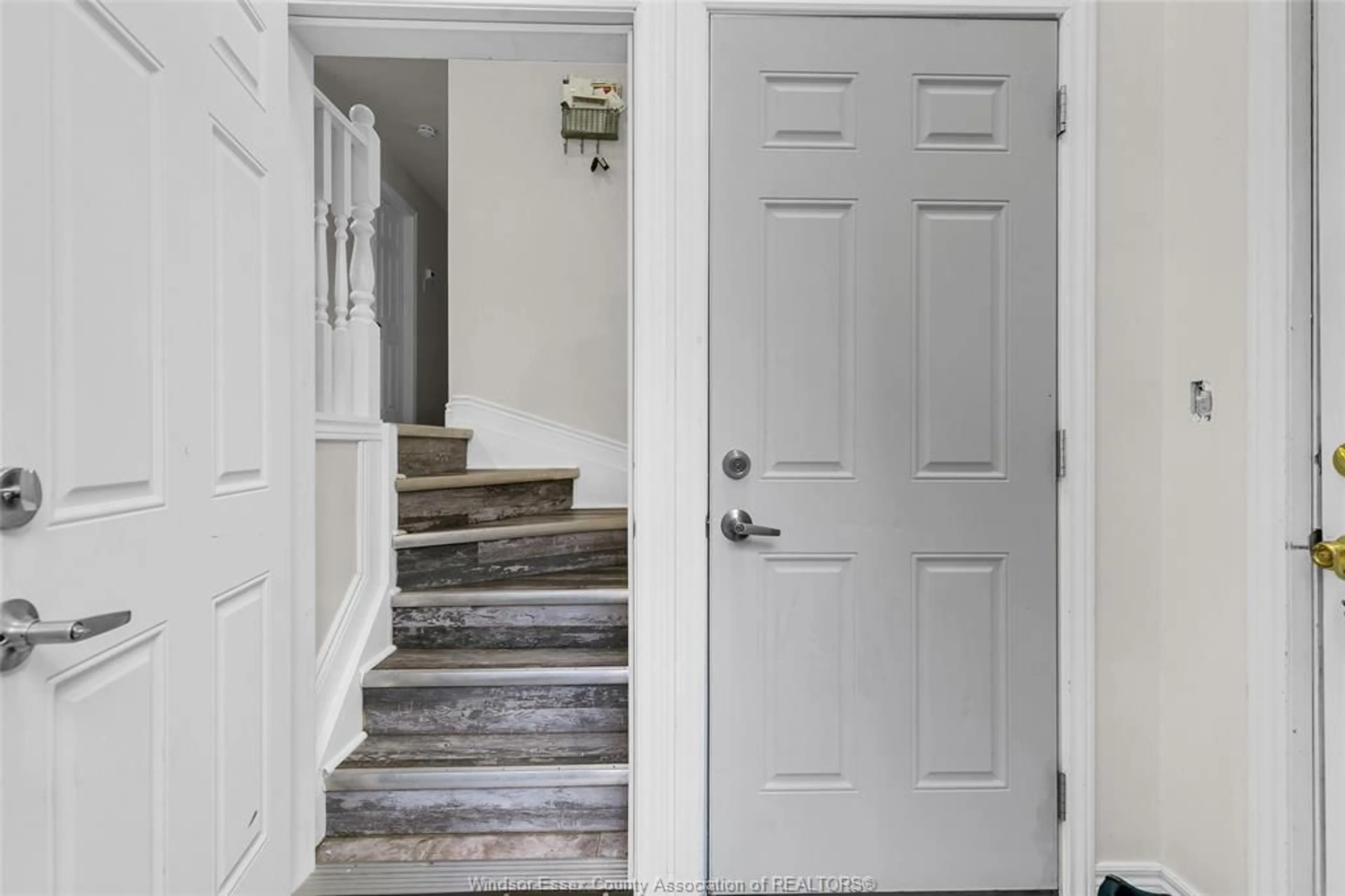 Indoor entryway for 3818 YELLOWOOD St, Windsor Ontario N9E 4T3