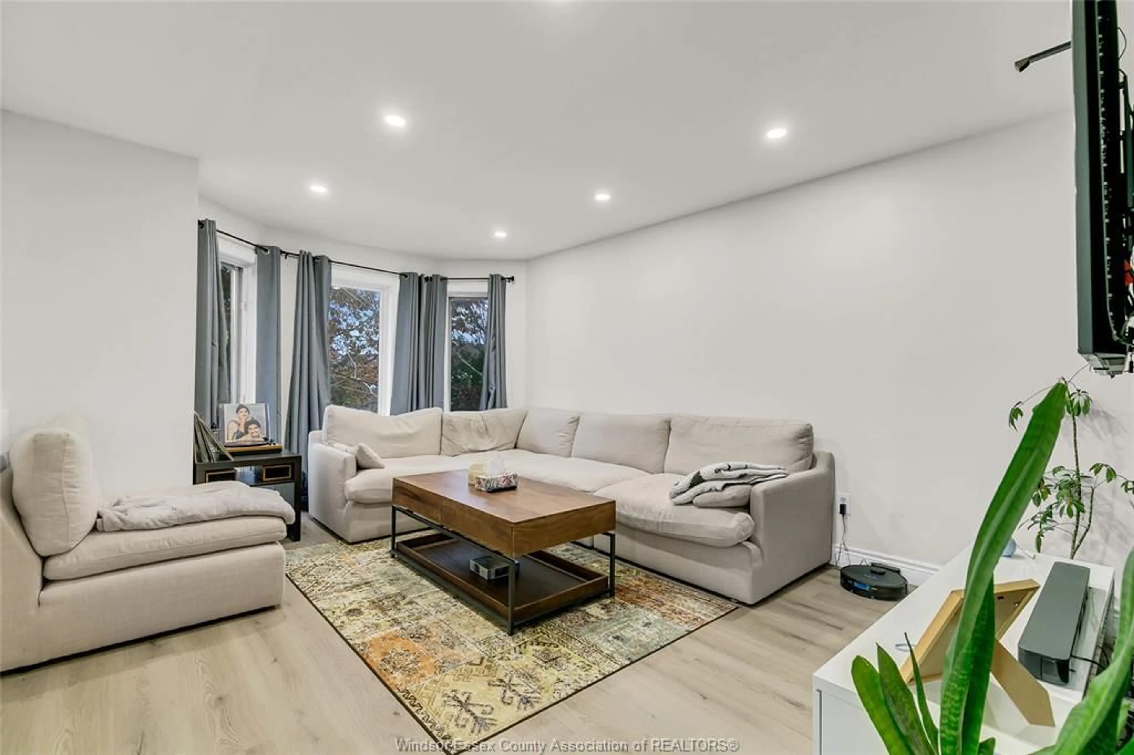 Living room with furniture, unknown for 3818 YELLOWOOD St, Windsor Ontario N9E 4T3