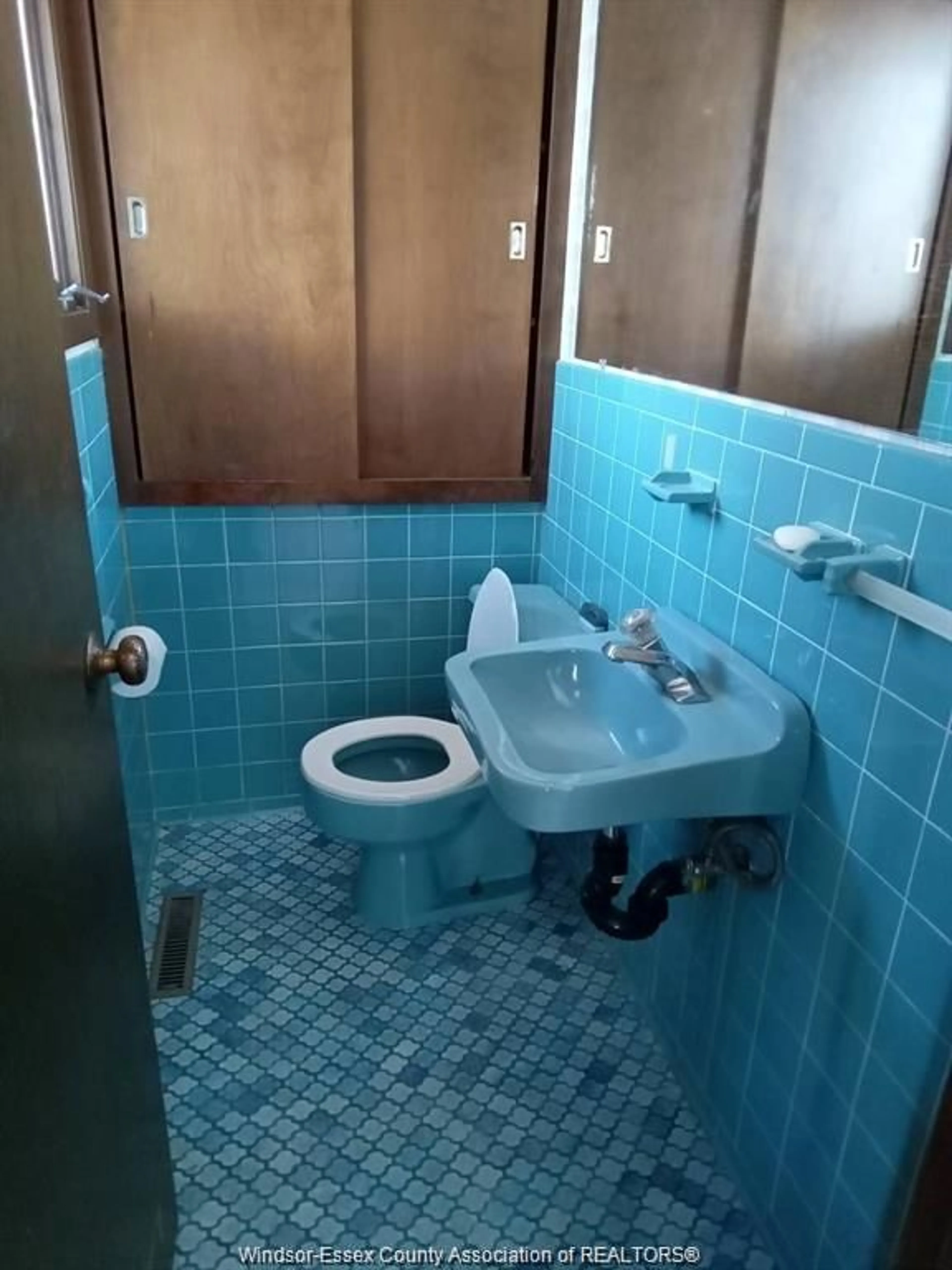 Standard bathroom, floor is not visible for 3277 DOMINION, Windsor Ontario N9E 2N6