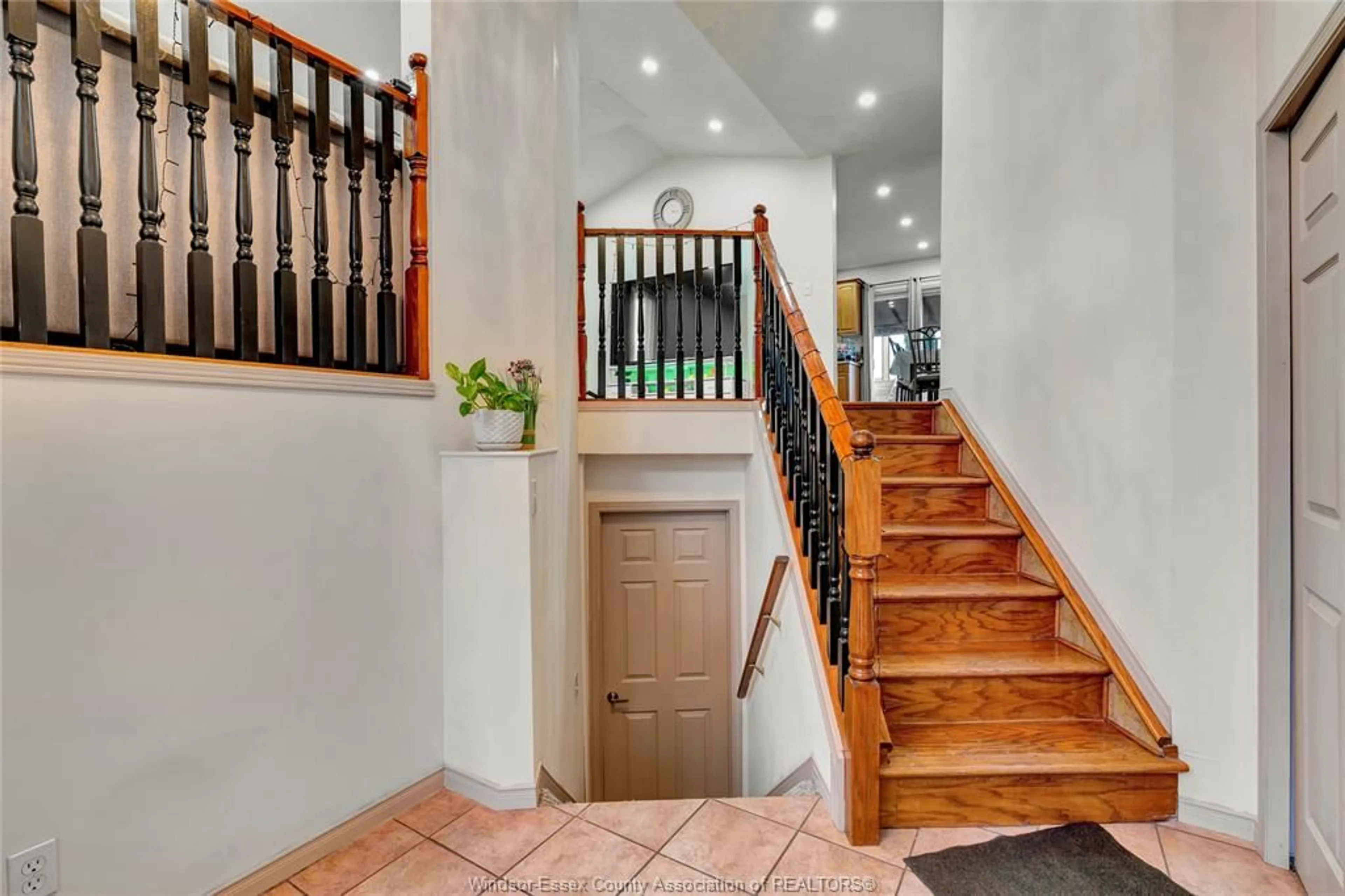 Indoor foyer for 569 SACRED HEART, LaSalle Ontario N9J 3L9