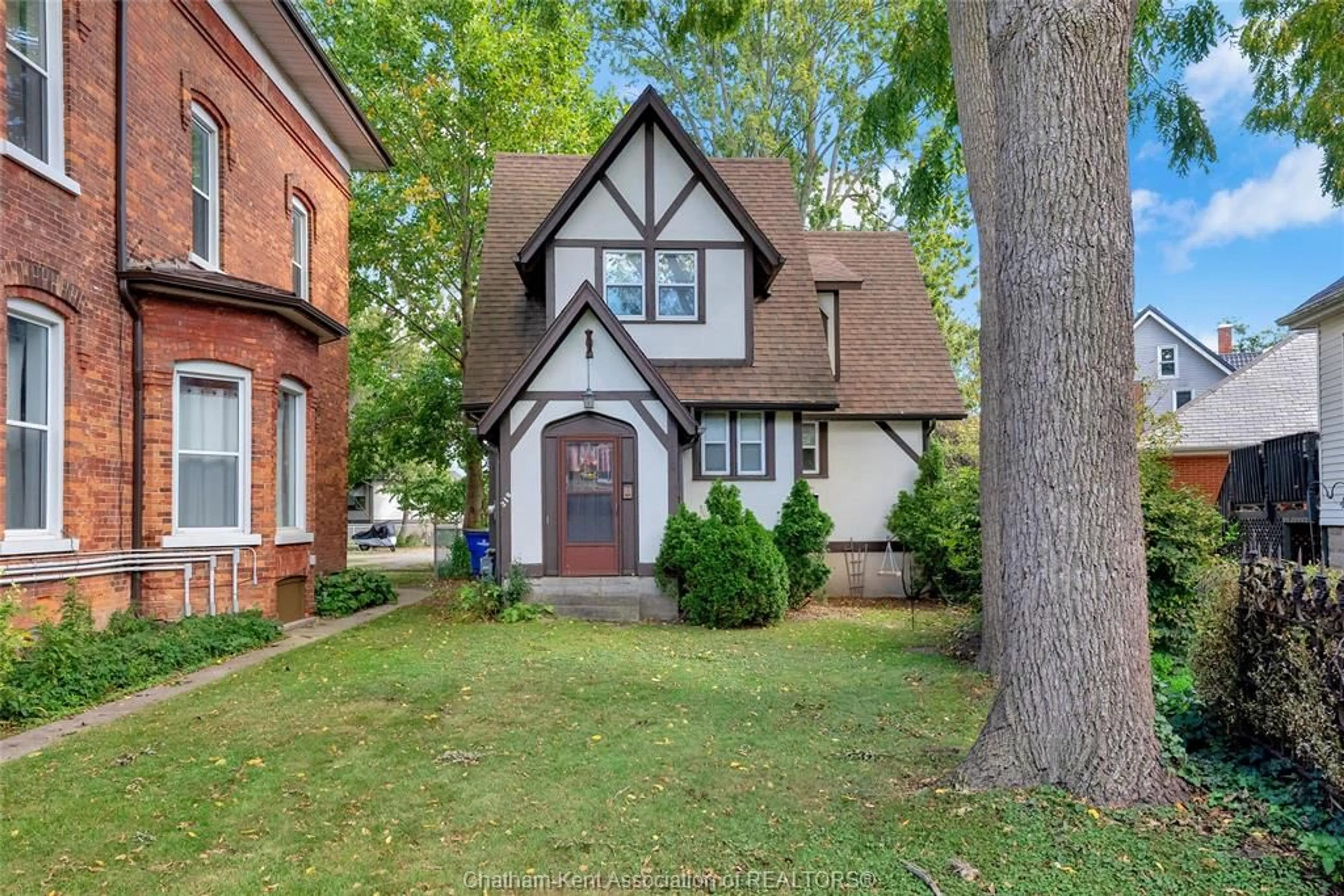 Home with brick exterior material, street for 310, 312, 318 Wellington St, Chatham Ontario N7M 1K1