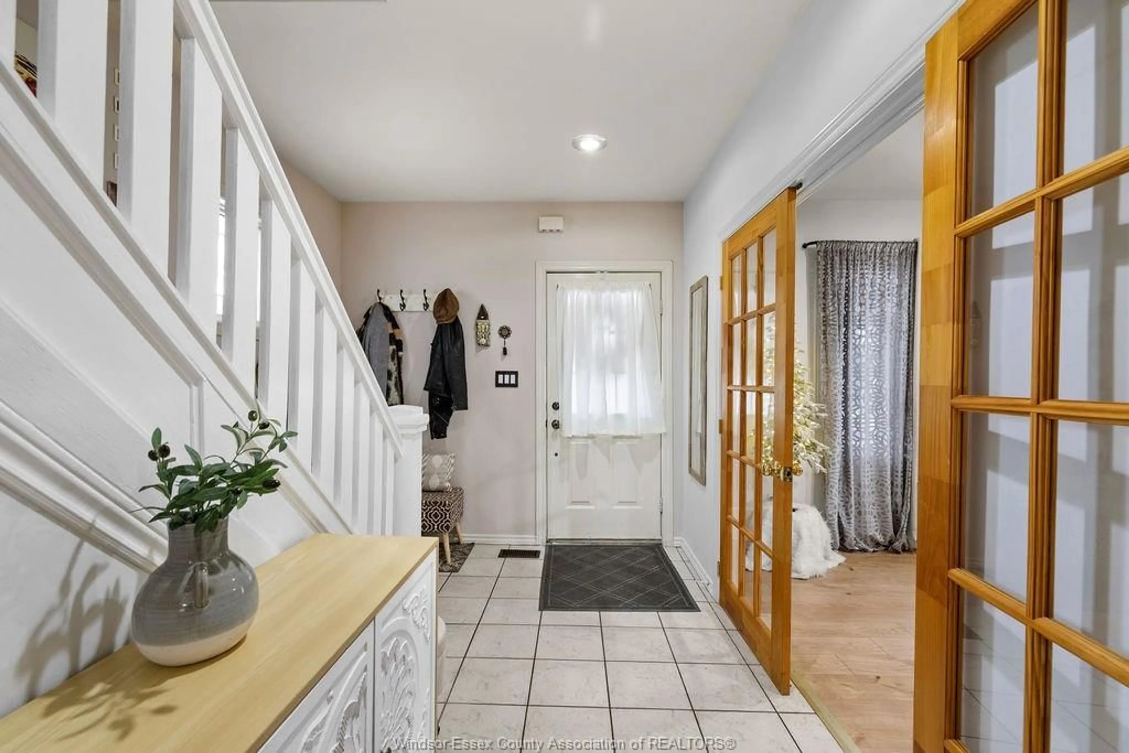 Indoor entryway for 815 MOY Ave, Windsor Ontario N9A 2N7