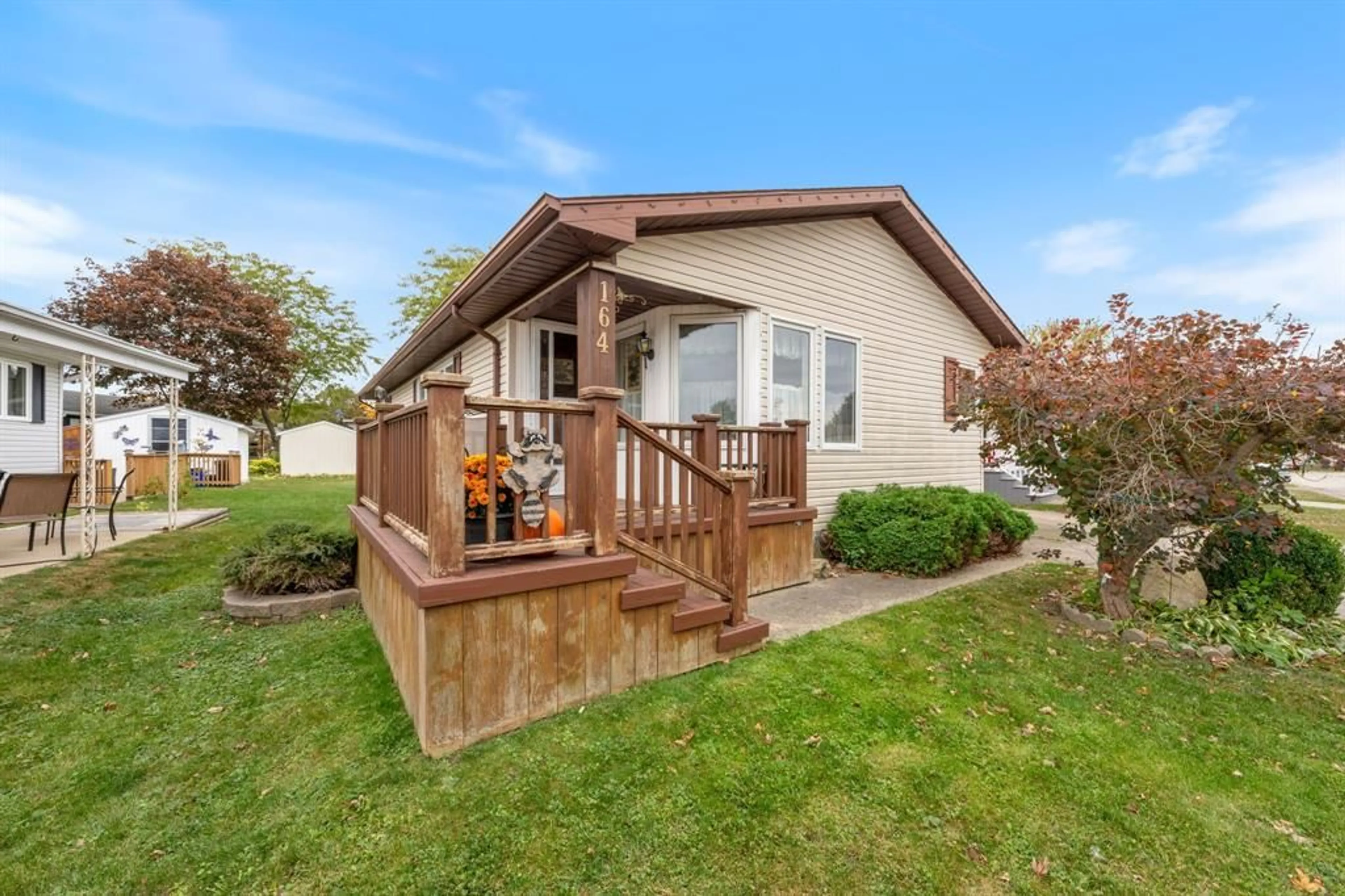 Home with vinyl exterior material, street for 1940 LONDON Line #164, Sarnia Ontario N7W 1B5