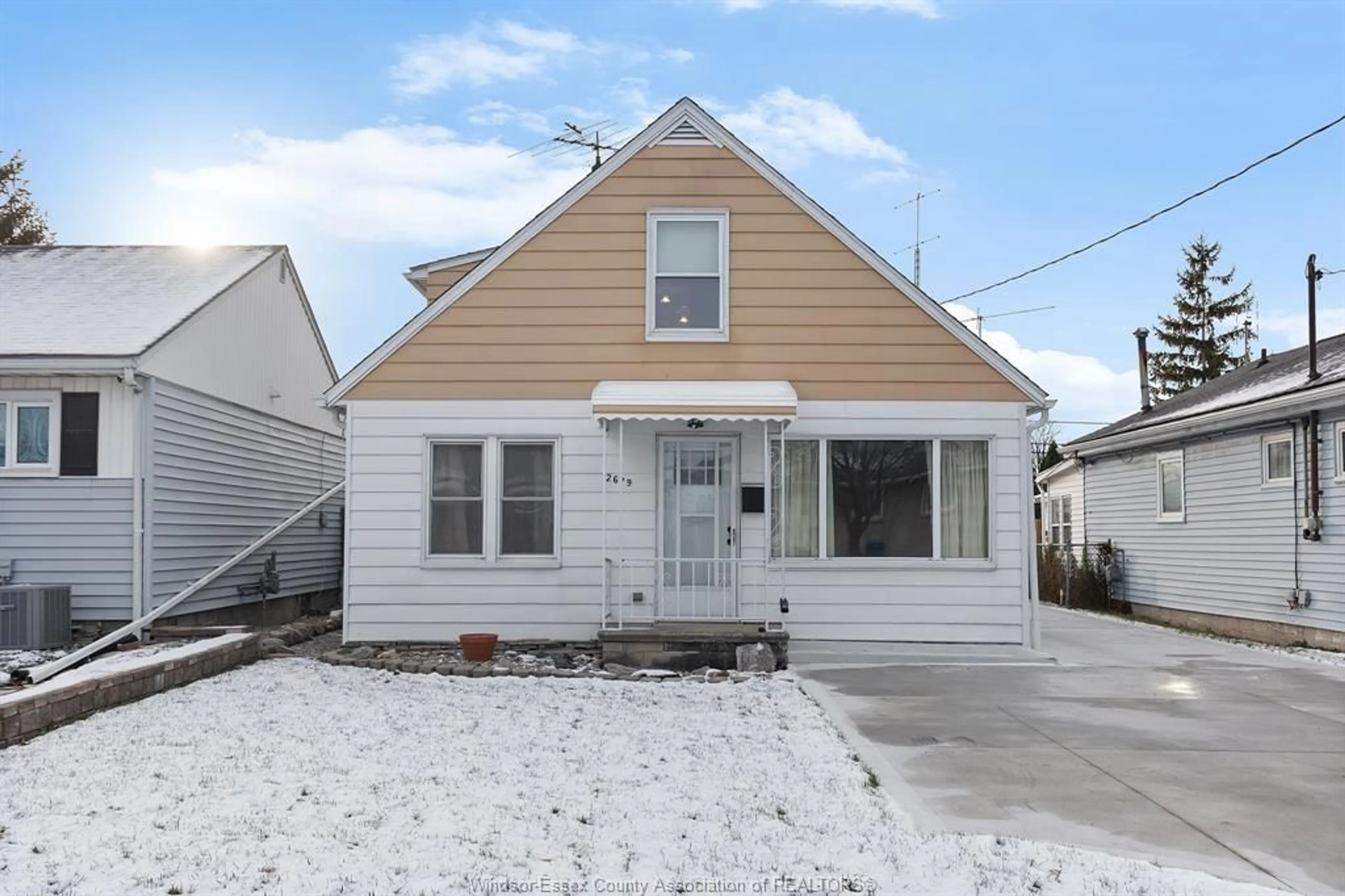 Home with vinyl exterior material, street for 2679 LLOYD GEORGE Blvd, Windsor Ontario N8T 2T6