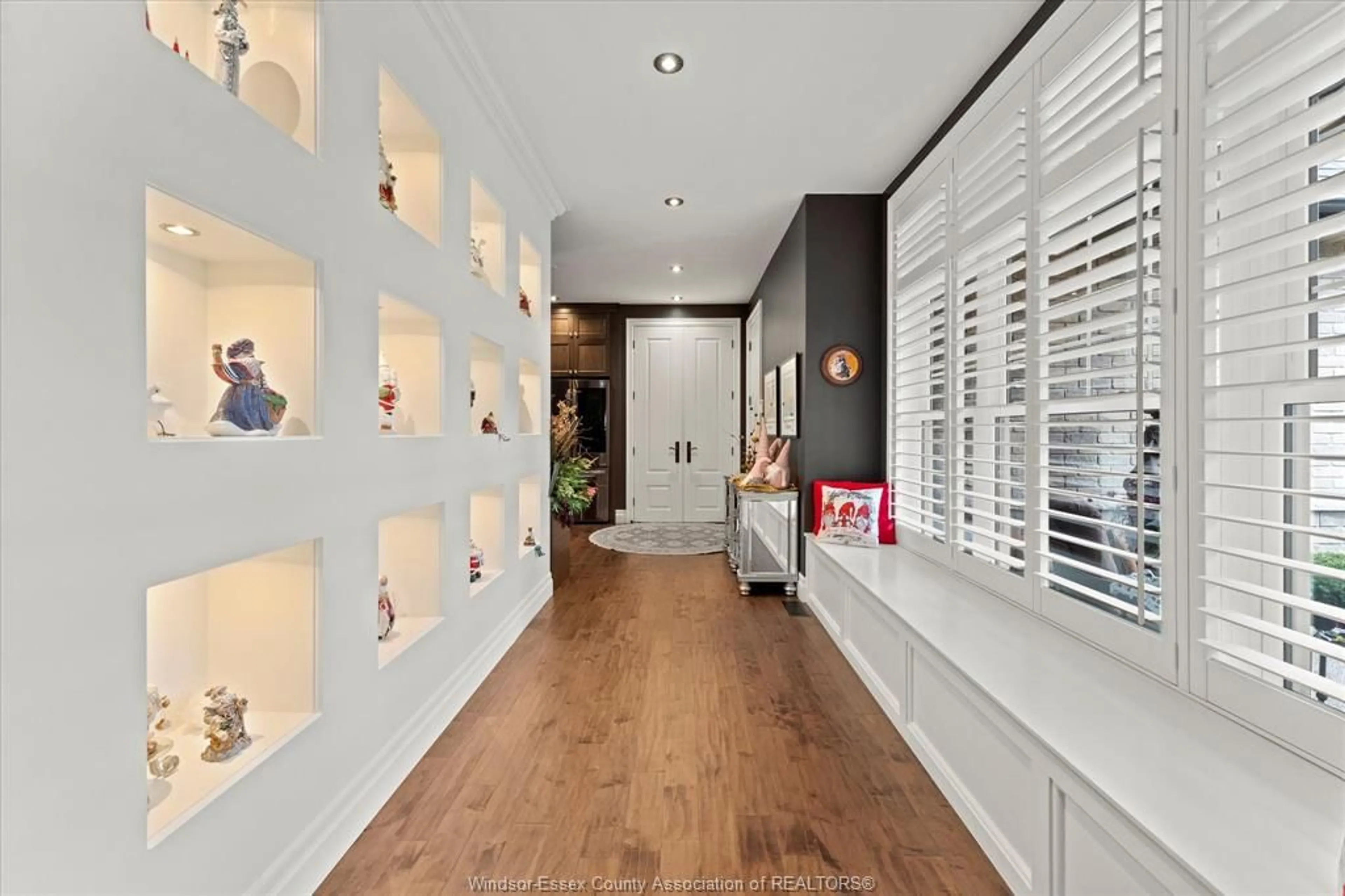 Indoor entryway for 261 CORONADO Dr, Tecumseh Ontario N8N 2E3