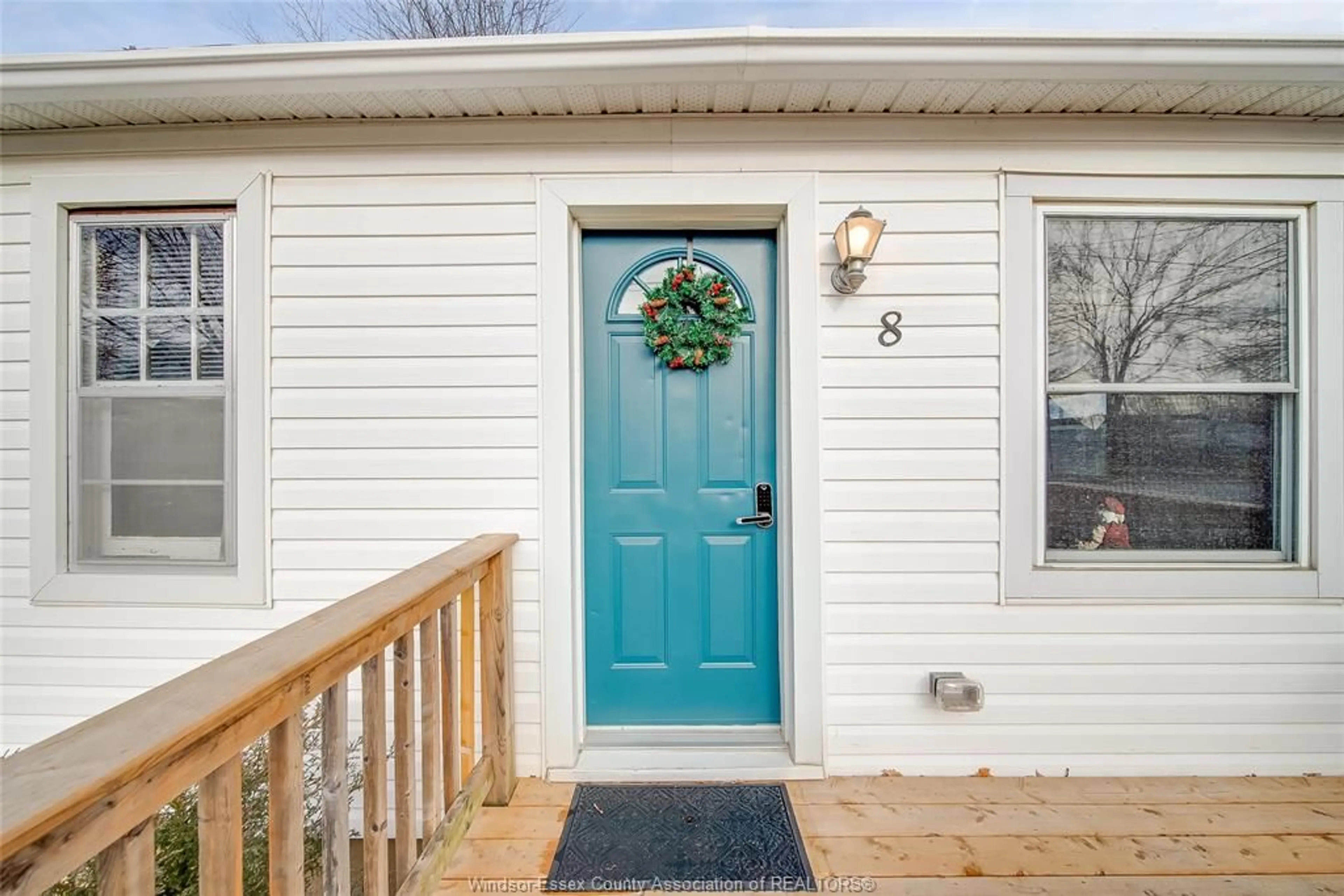 Indoor entryway for 8 SARAH St, Thamesville Ontario N0P 2K0
