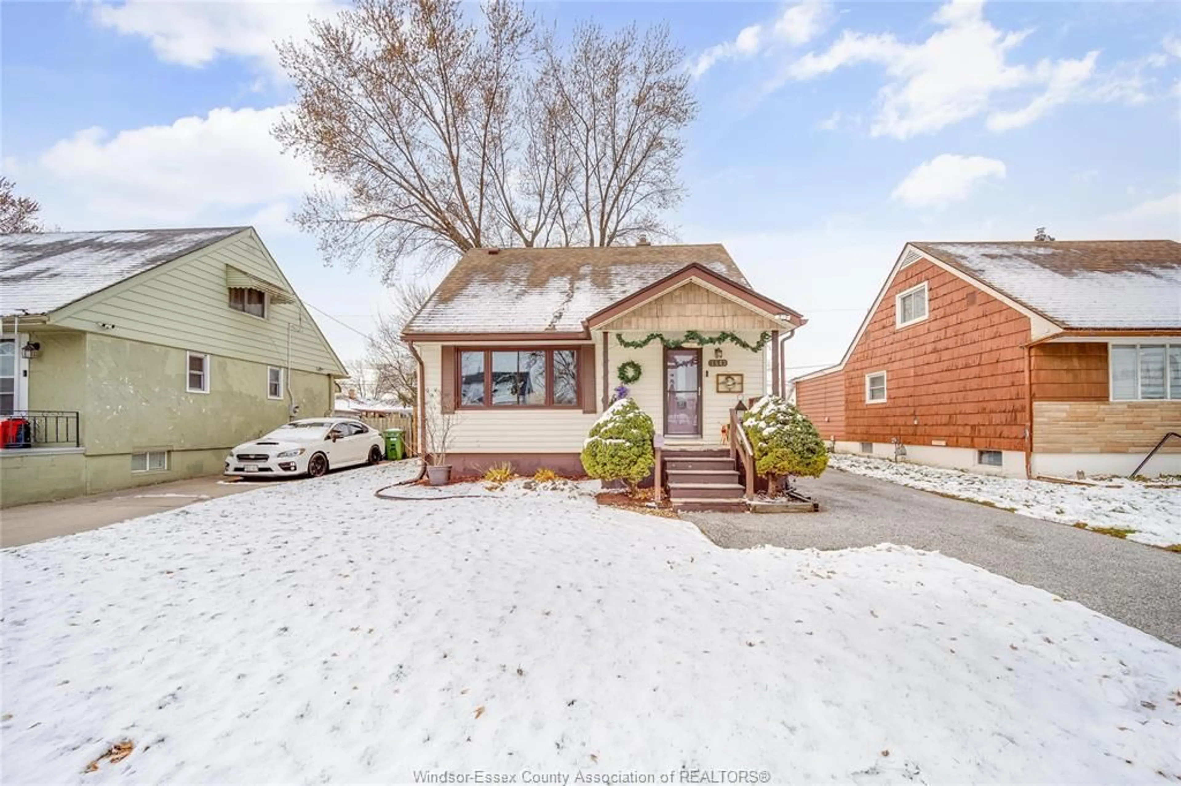 A pic from outside/outdoor area/front of a property/back of a property/a pic from drone, street for 1543 OLIVE Rd, Windsor Ontario N8Y 4M6