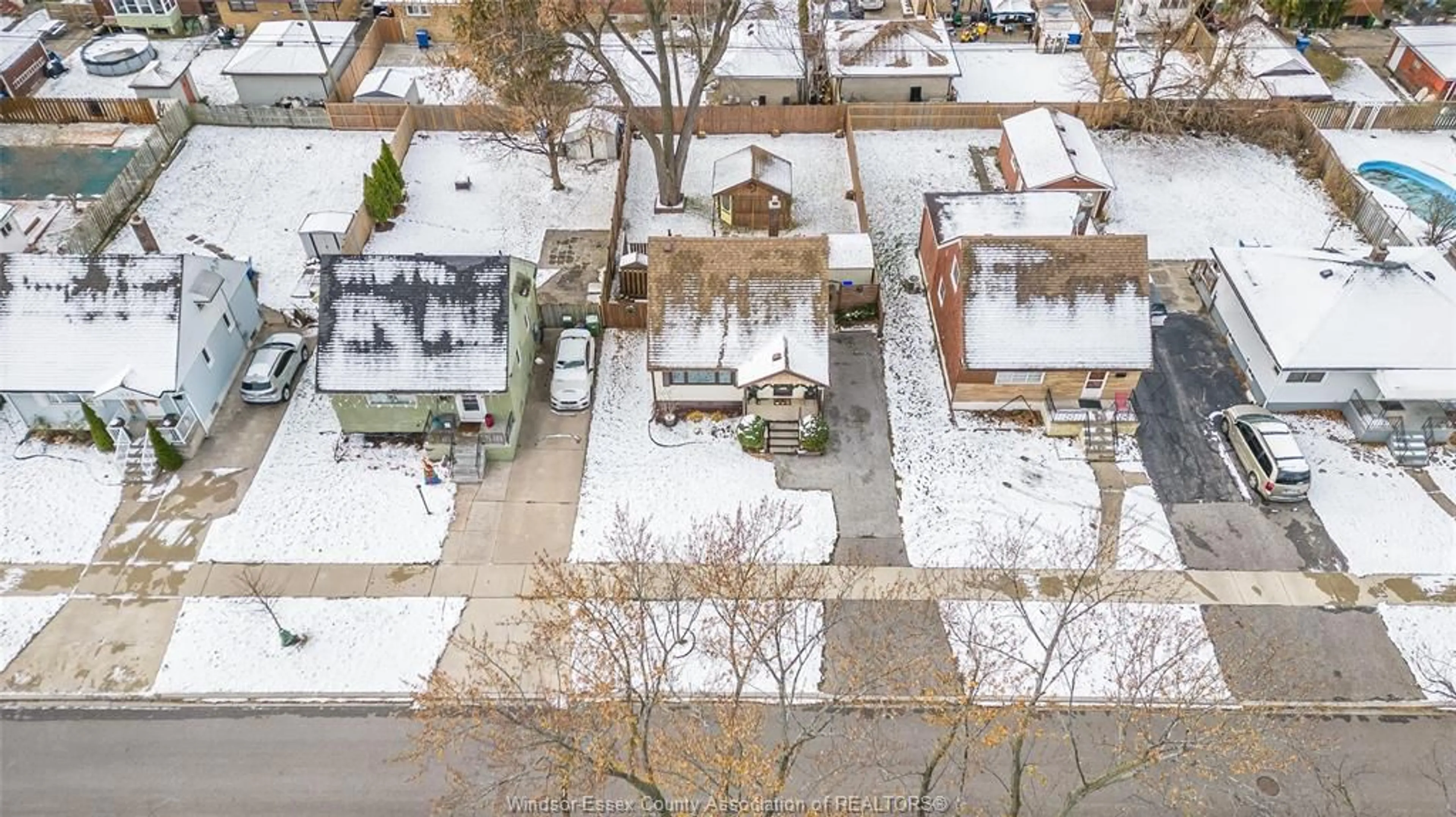 A pic from outside/outdoor area/front of a property/back of a property/a pic from drone, city buildings view from balcony for 1543 OLIVE Rd, Windsor Ontario N8Y 4M6