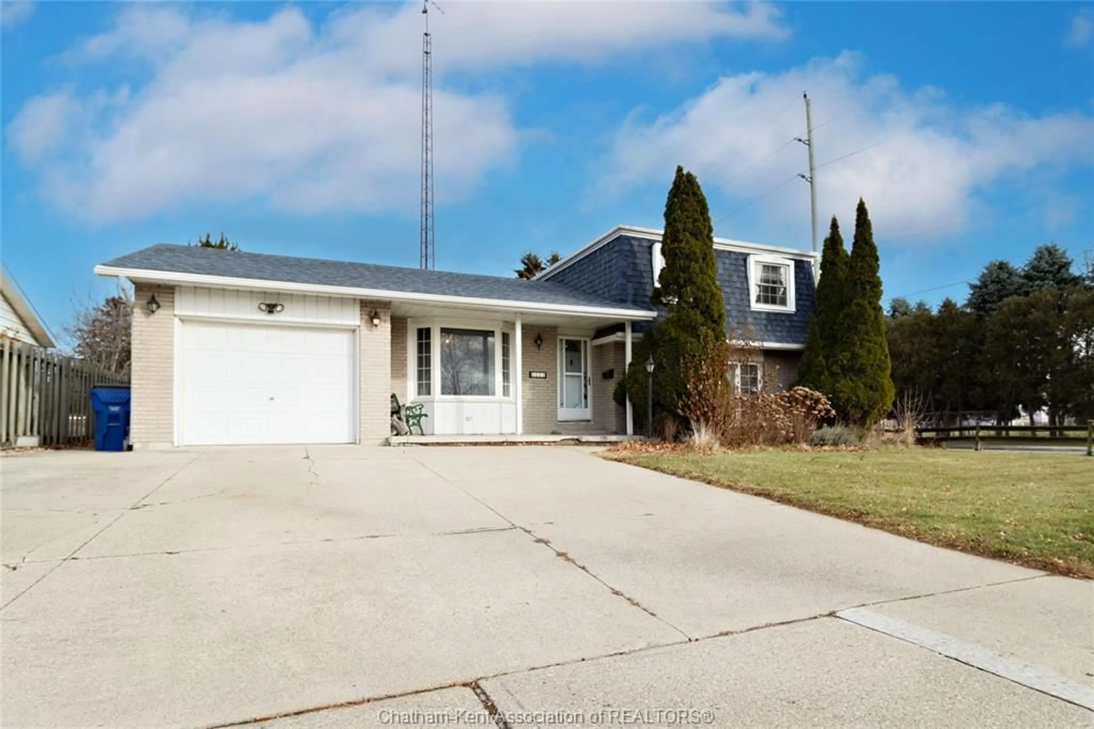 Home with vinyl exterior material, street for 251 MERRITT Ave, Chatham Ontario N7M 5T8