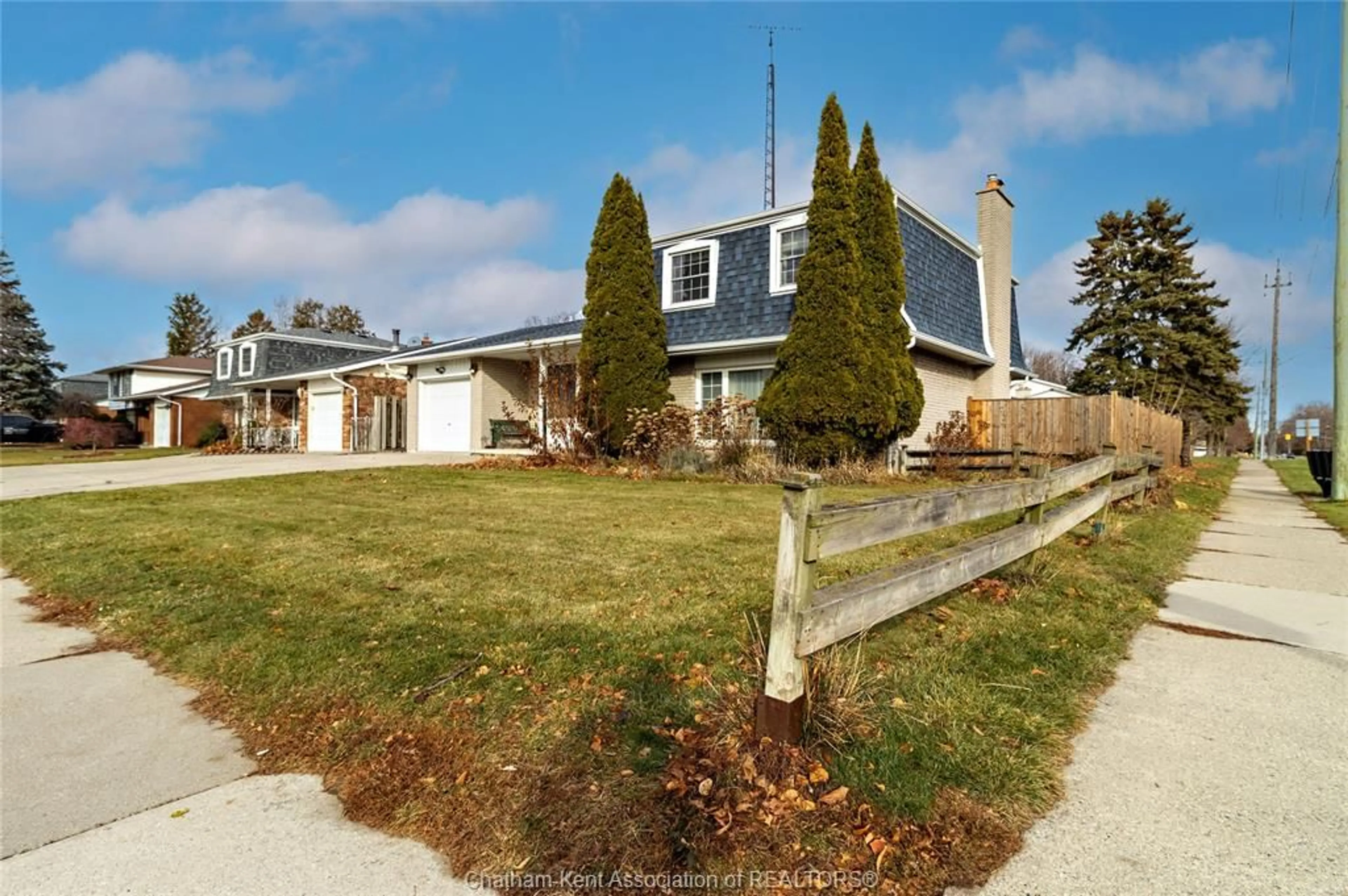 A pic from outside/outdoor area/front of a property/back of a property/a pic from drone, street for 251 MERRITT Ave, Chatham Ontario N7M 5T8