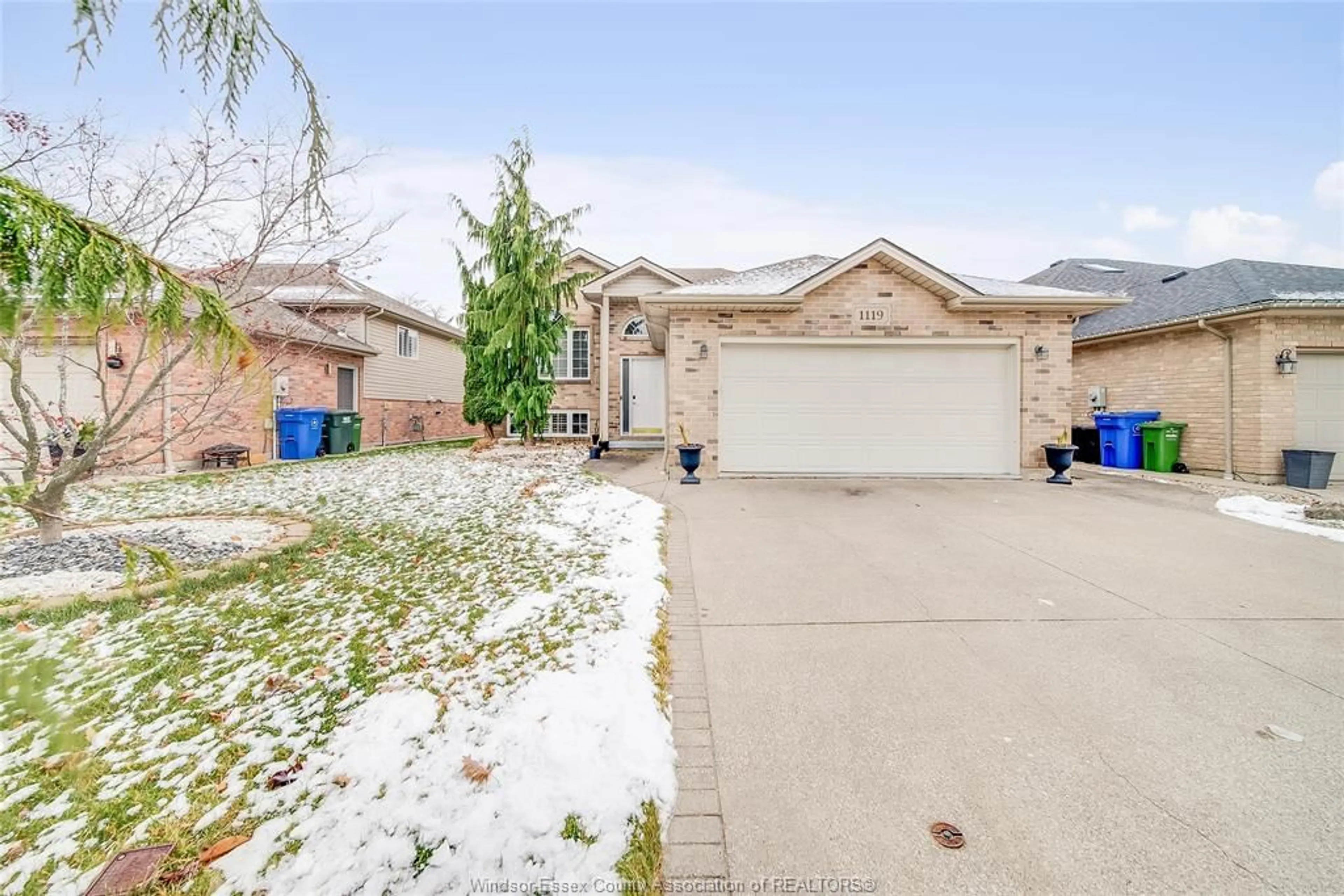 A pic from outside/outdoor area/front of a property/back of a property/a pic from drone, street for 1119 MONARCH MEADOWS Dr, Lakeshore Ontario N8L 0W5