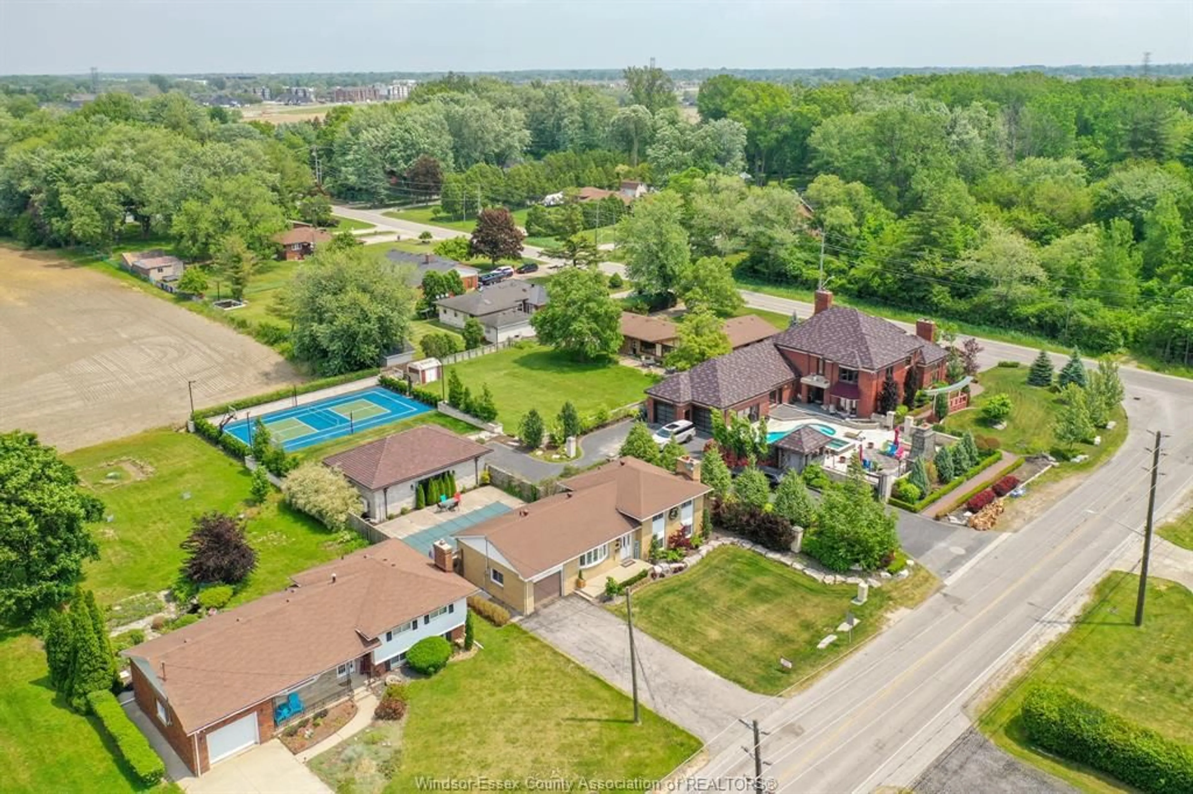 A pic from outside/outdoor area/front of a property/back of a property/a pic from drone, unknown for 3050 BOUFFARD Rd, LaSalle Ontario N9H 1W5