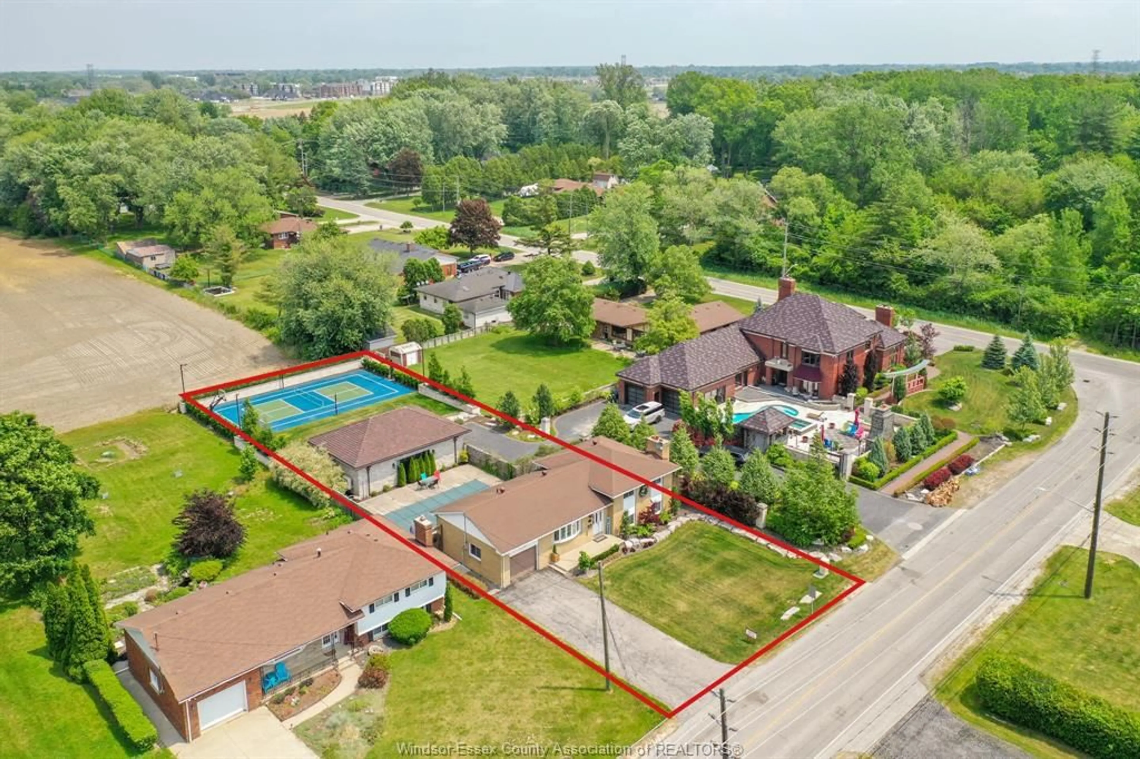 A pic from outside/outdoor area/front of a property/back of a property/a pic from drone, unknown for 3050 BOUFFARD Rd, LaSalle Ontario N9H 1W5