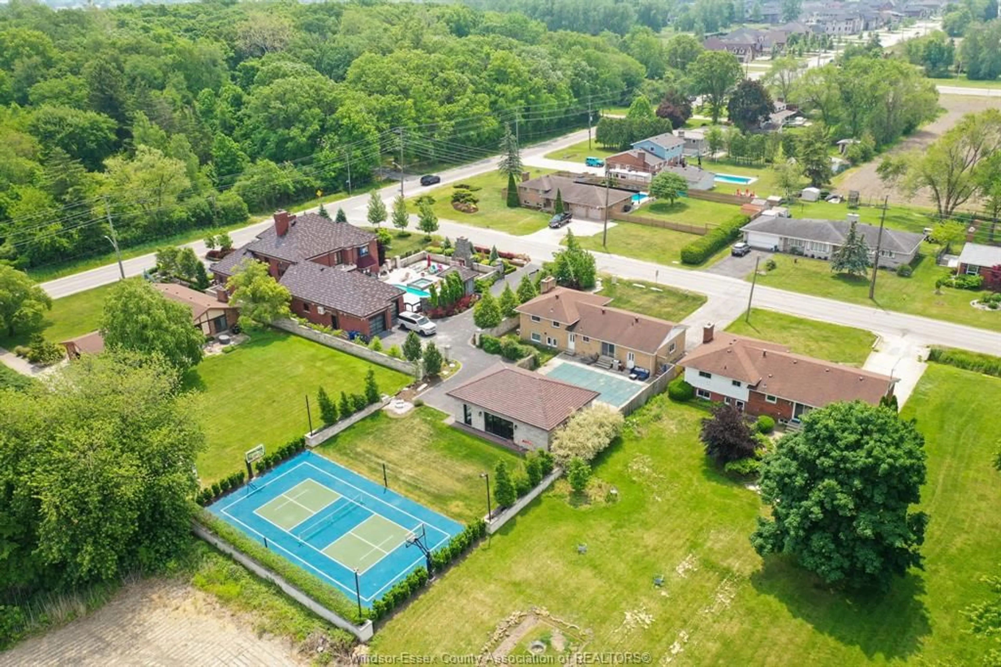 A pic from outside/outdoor area/front of a property/back of a property/a pic from drone, unknown for 3050 BOUFFARD Rd, LaSalle Ontario N9H 1W5