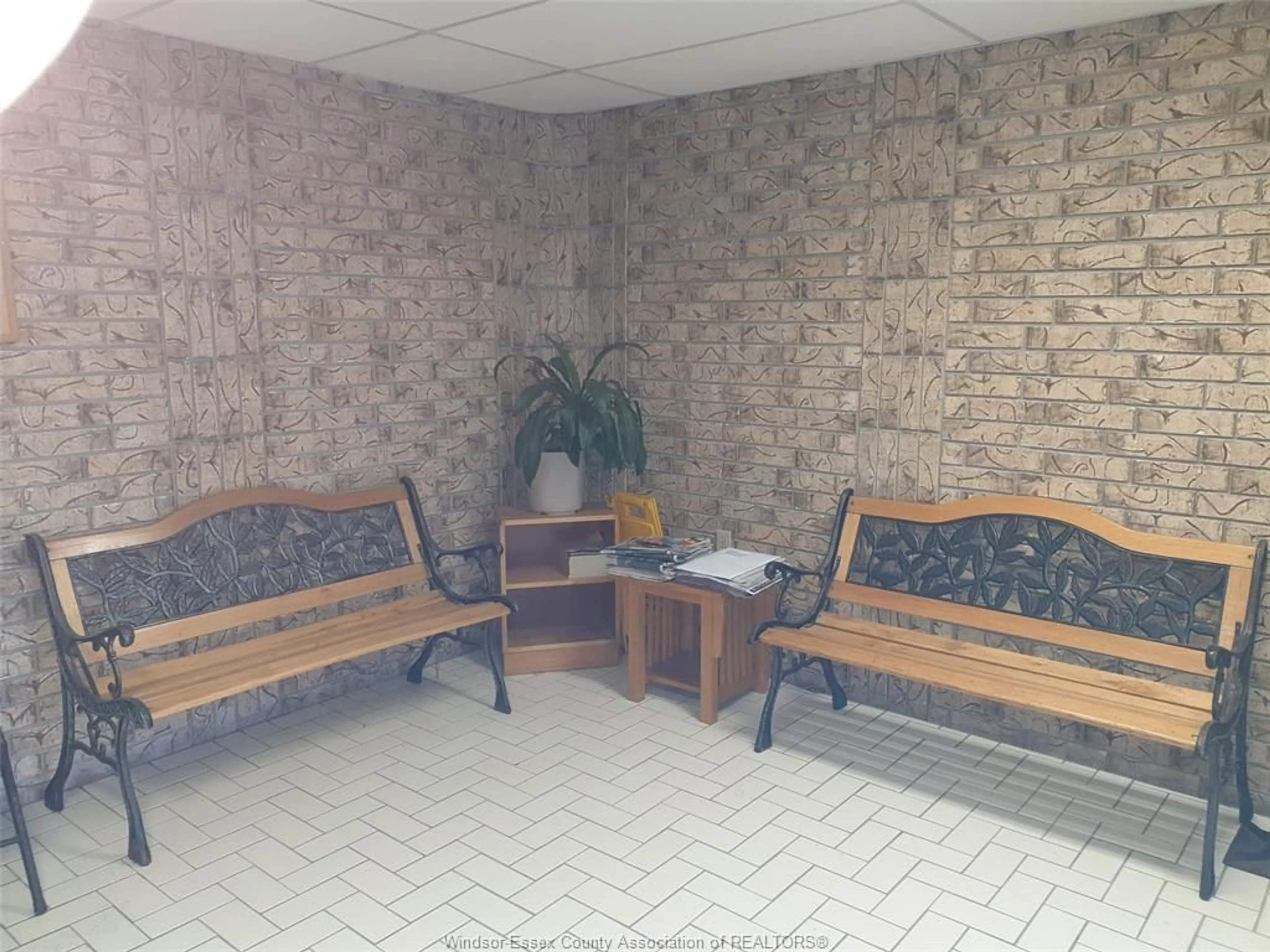 Lobby for 3355 SANDWICH #304, Windsor Ontario N9C 1B2