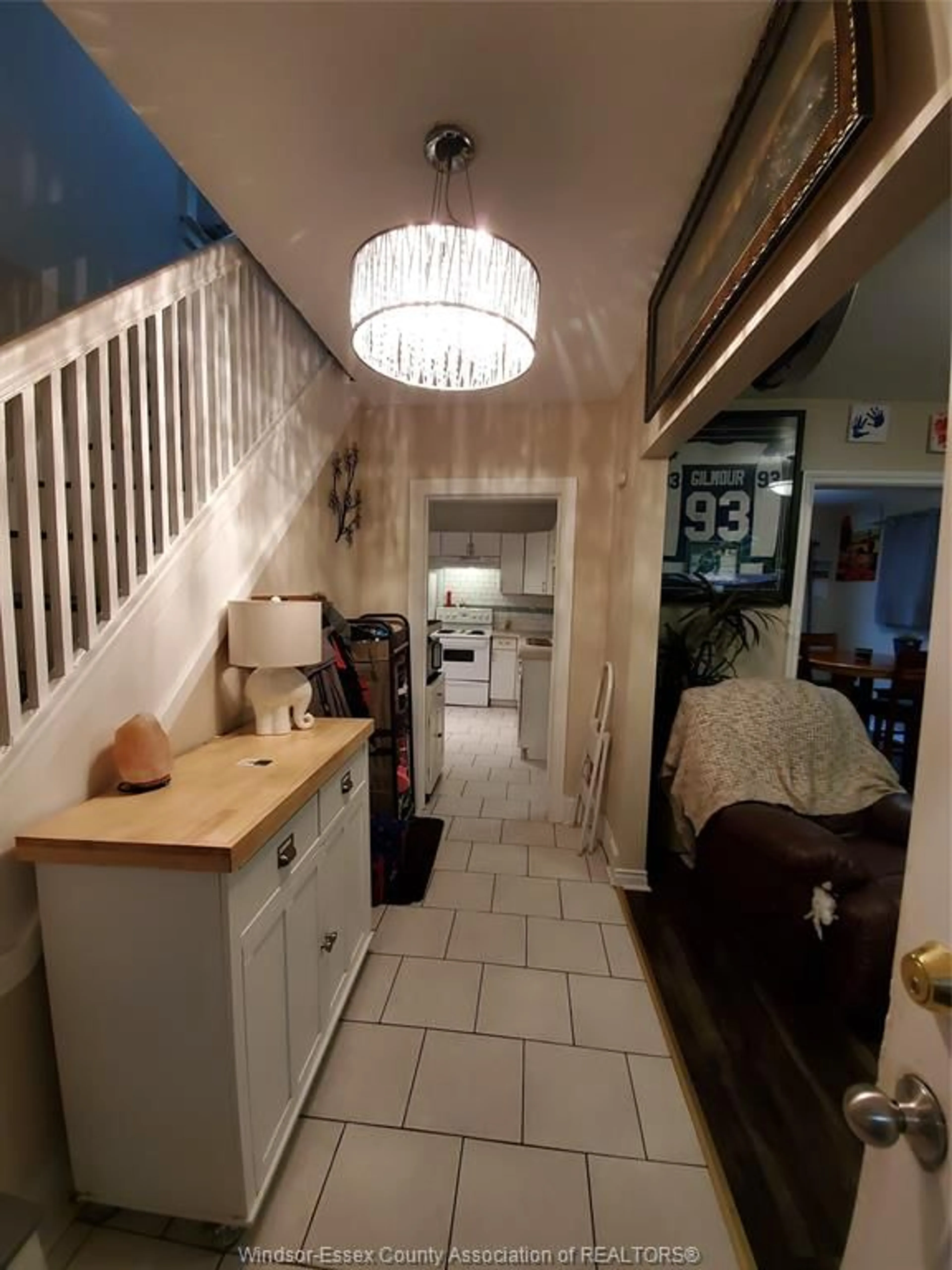 Indoor entryway for 1390 HOWARD AVE, Windsor Ontario N8X 3T2