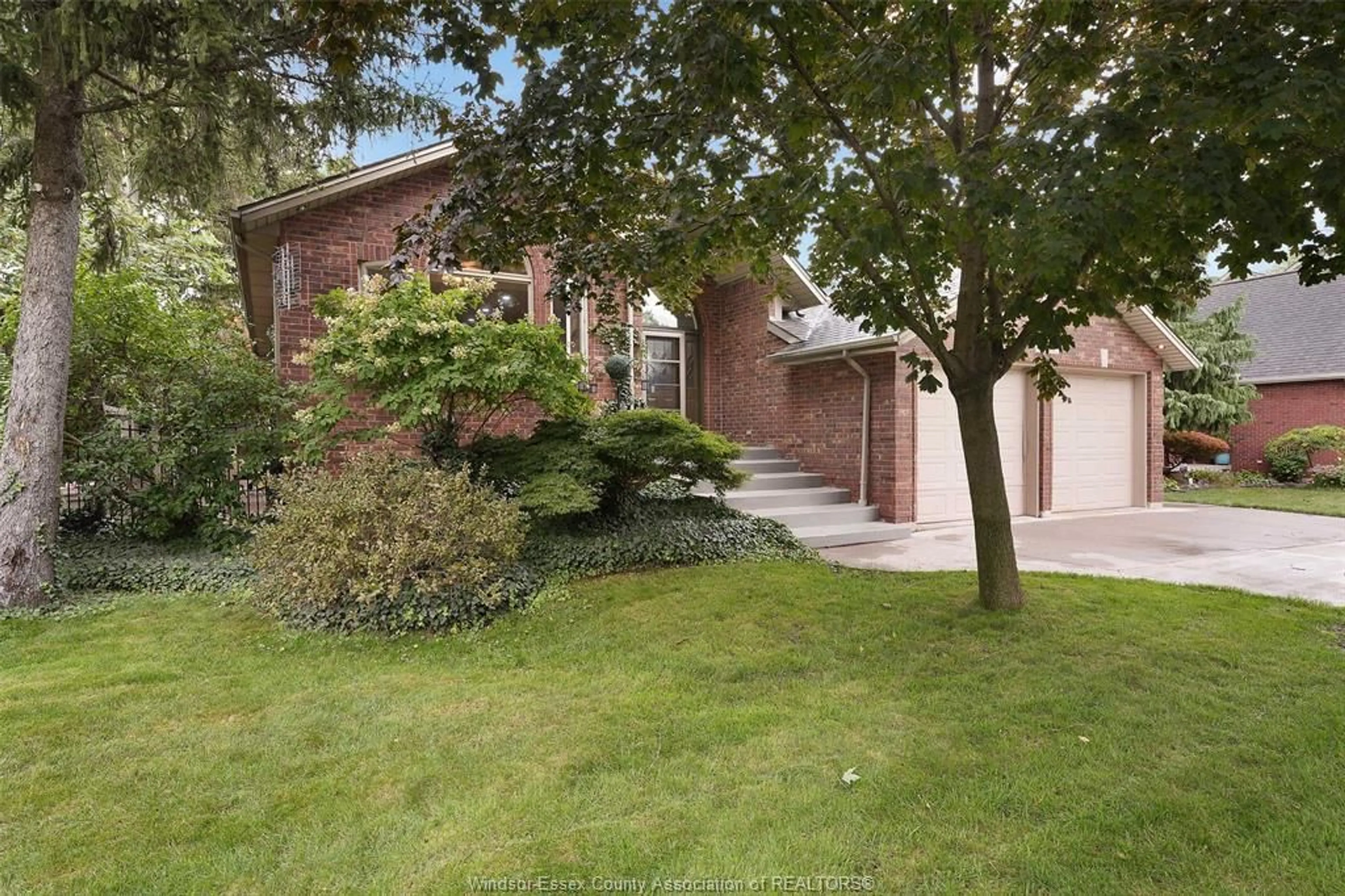 A pic from outside/outdoor area/front of a property/back of a property/a pic from drone, street for 3514 BRUCE Ave, Windsor Ontario N9E 4R9