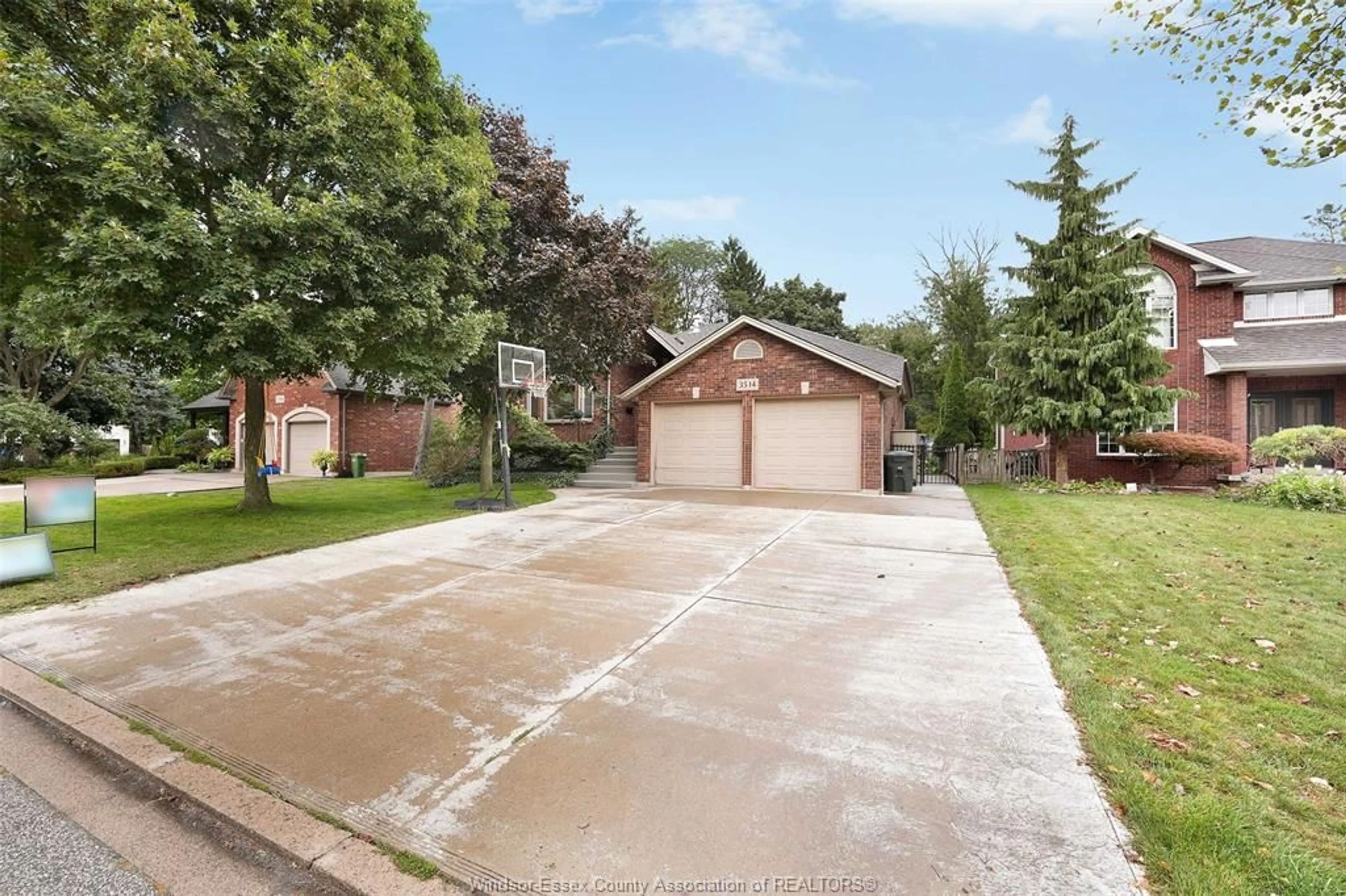 A pic from outside/outdoor area/front of a property/back of a property/a pic from drone, street for 3514 BRUCE Ave, Windsor Ontario N9E 4R9