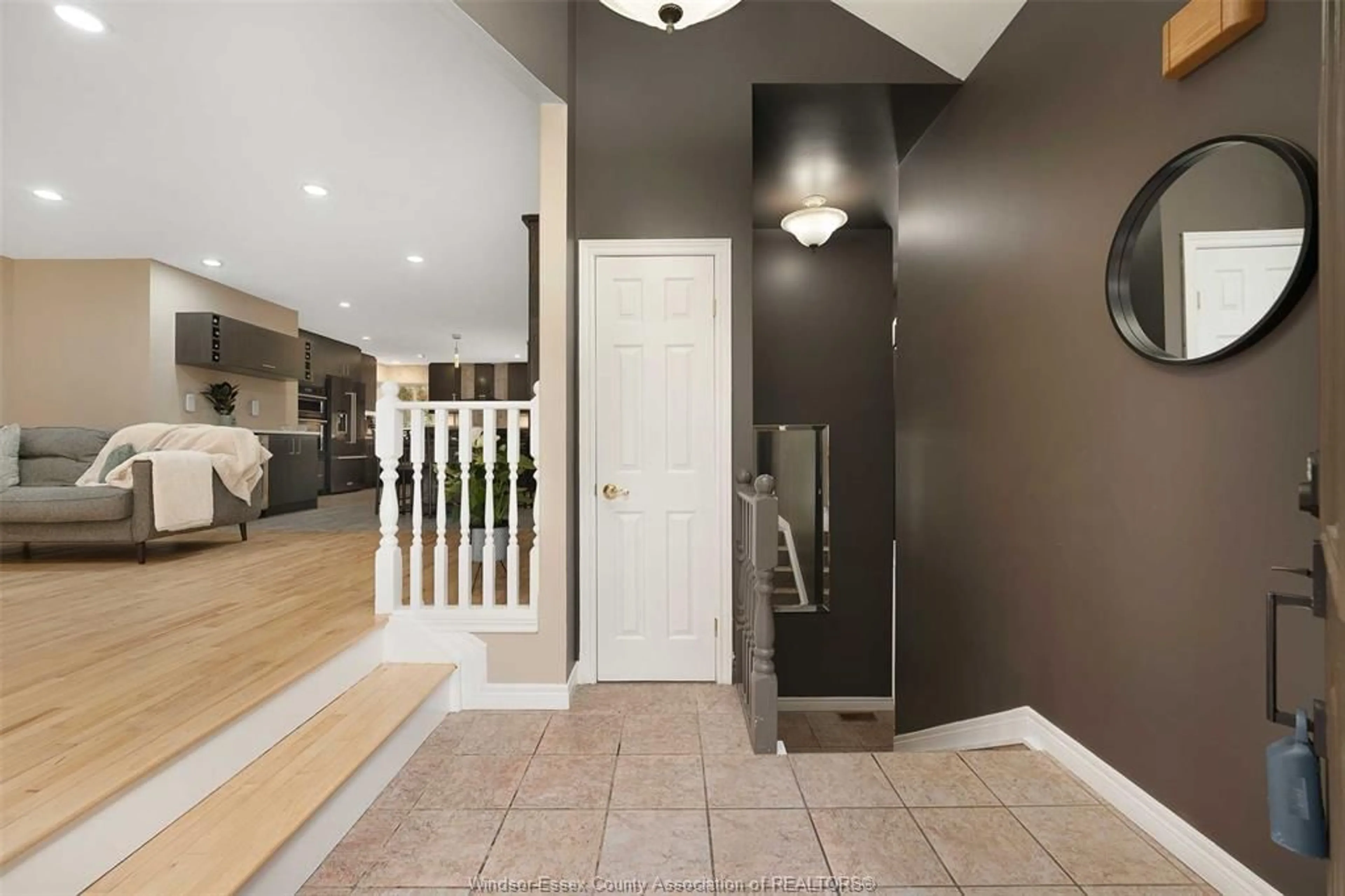 Indoor entryway for 3514 BRUCE Ave, Windsor Ontario N9E 4R9