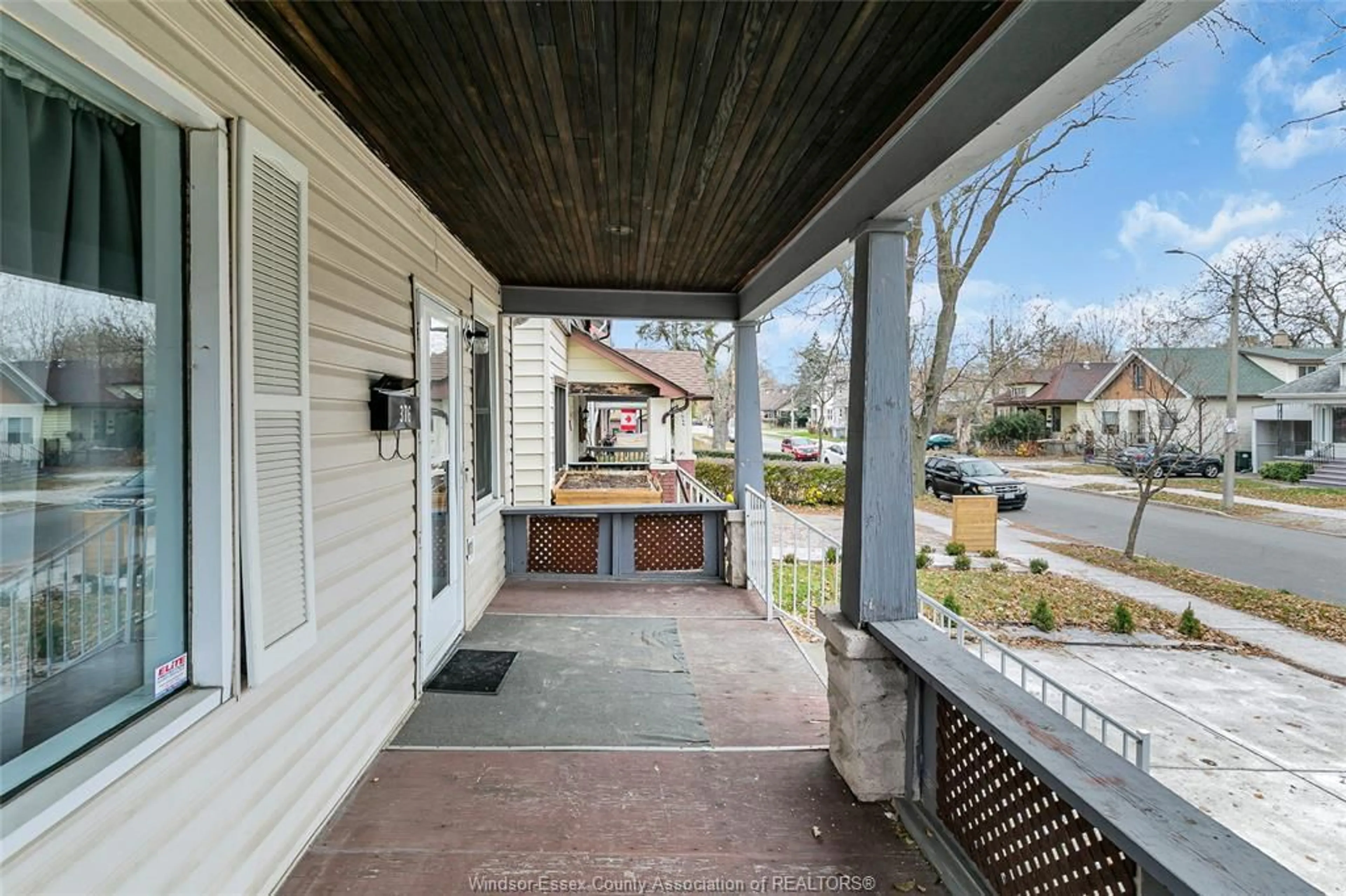 Patio, street for 376 ELLIS St, Windsor Ontario N8X 1B2