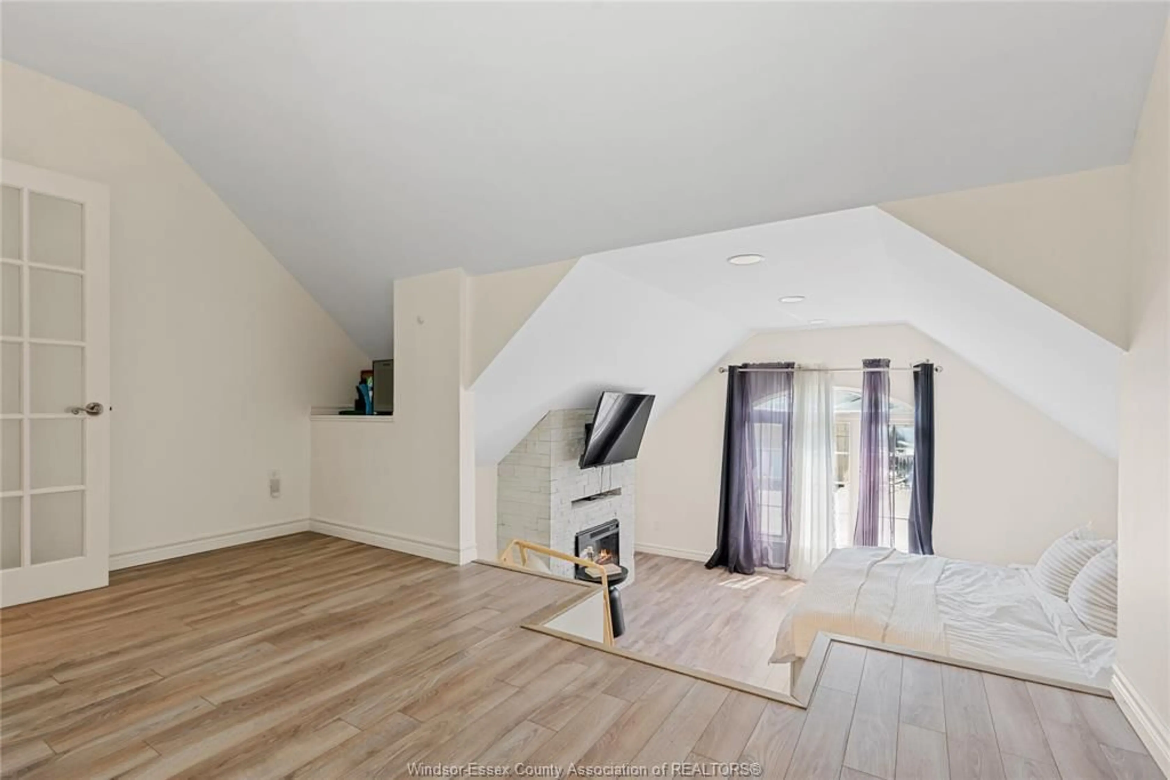 A pic of a room for 206 WILLOW Dr, LaSalle Ontario N9J 1W6