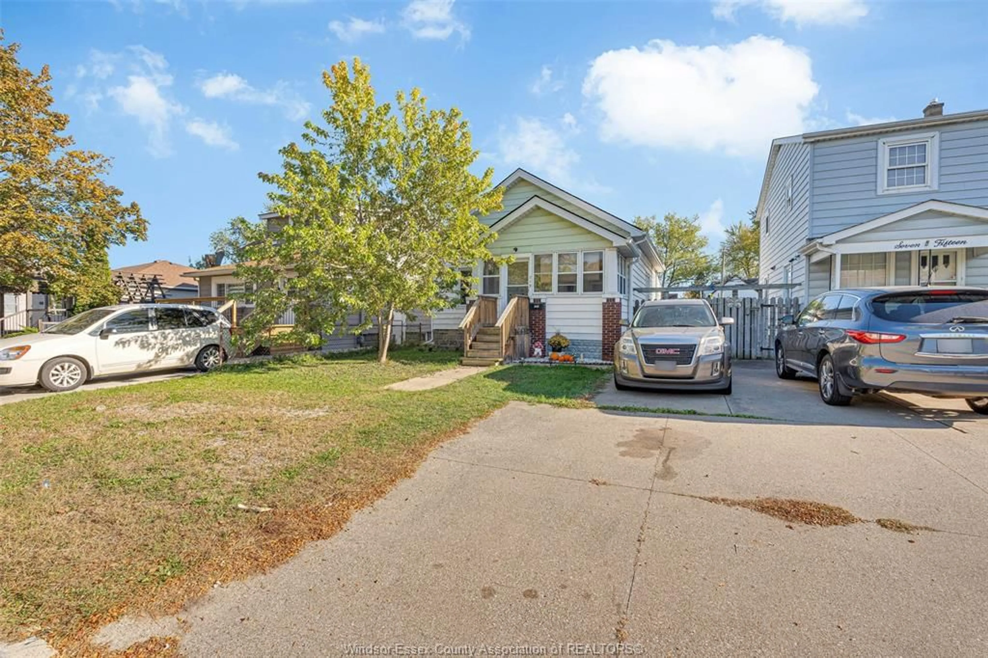 A pic from outside/outdoor area/front of a property/back of a property/a pic from drone, street for 719 EUGENIE, Windsor Ontario N8X 2Y6