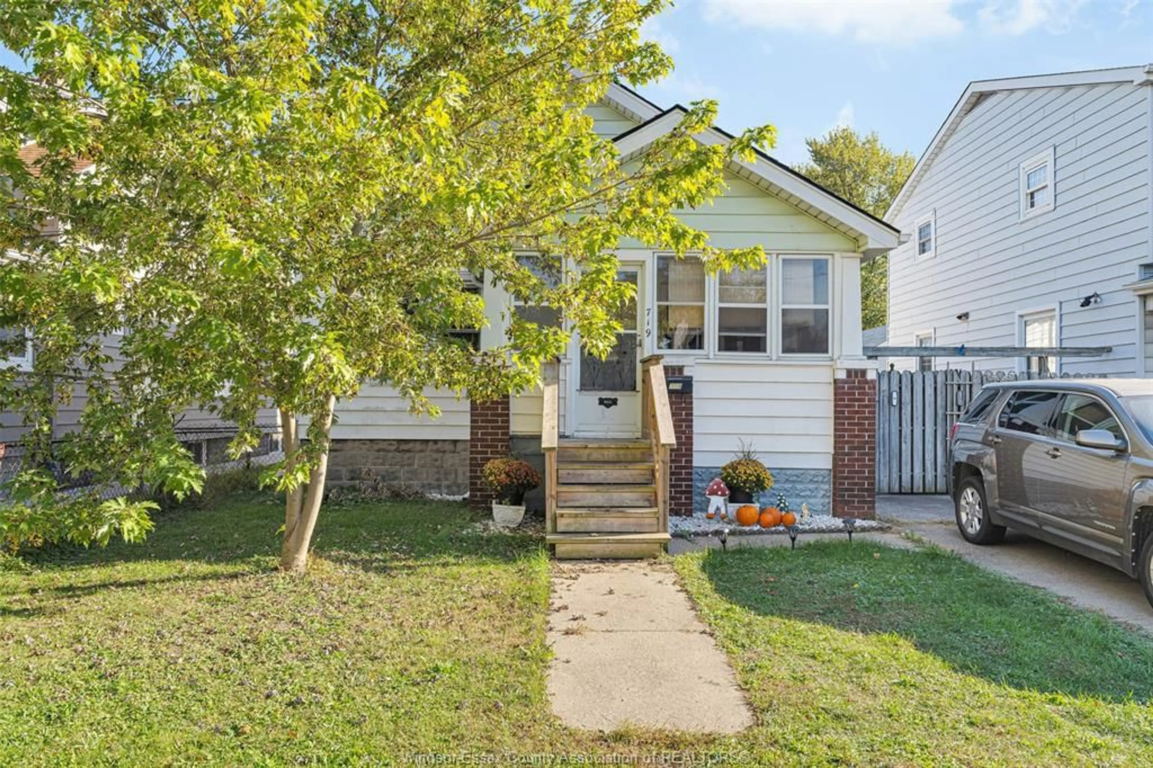 Home with vinyl exterior material, street for 719 EUGENIE, Windsor Ontario N8X 2Y6