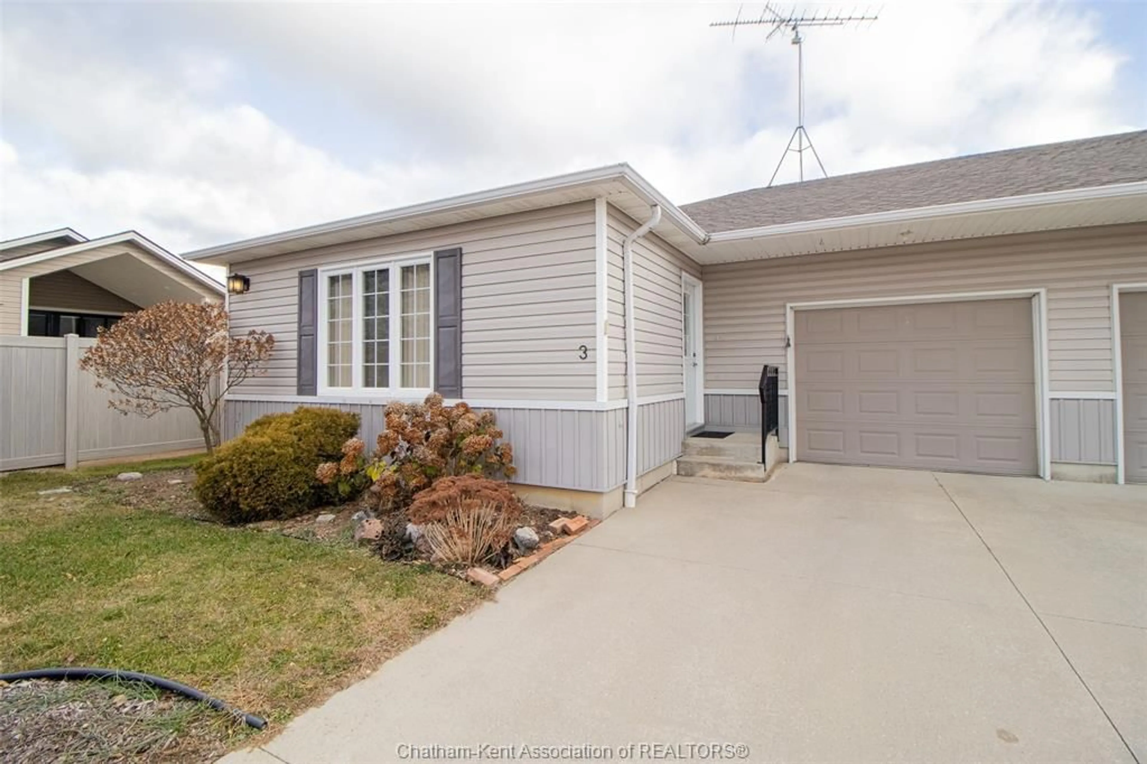 Home with vinyl exterior material, street for 3 Schooner Crt, Chatham Ontario N7L 0A1
