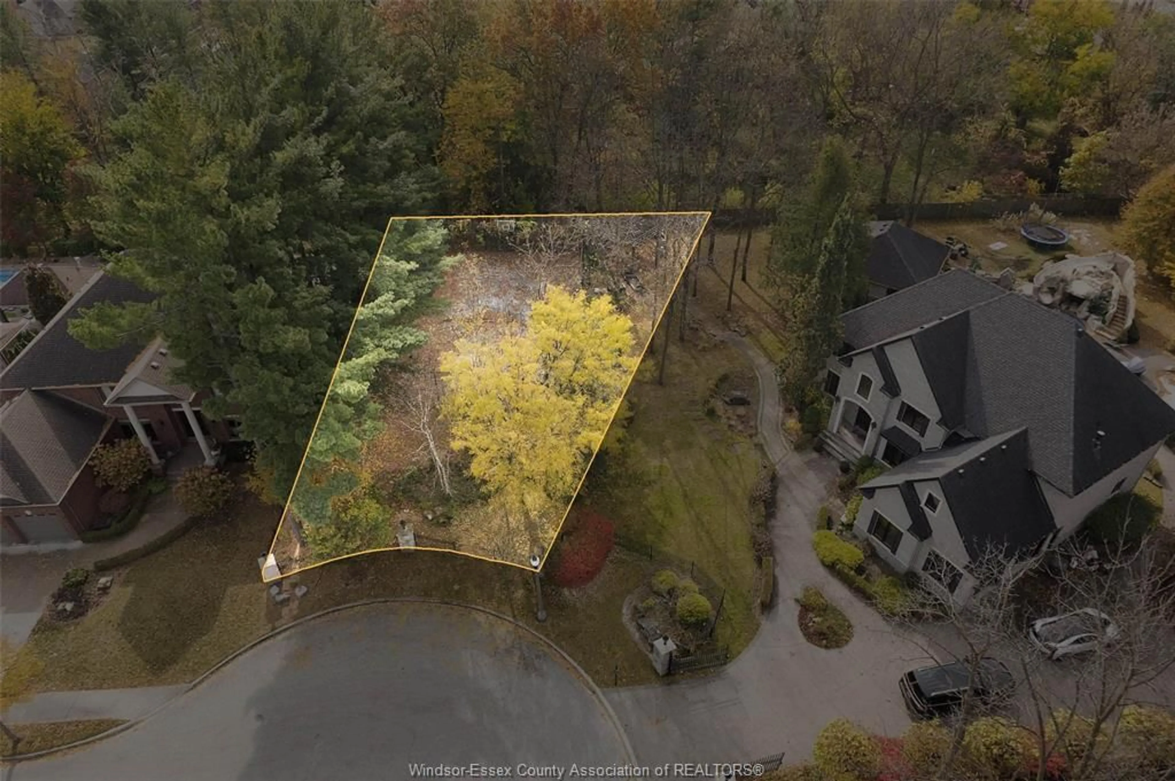 A pic from outside/outdoor area/front of a property/back of a property/a pic from drone, water/lake/river/ocean view for 1104 DEERVIEW Cres, LaSalle Ontario N9J 0A7