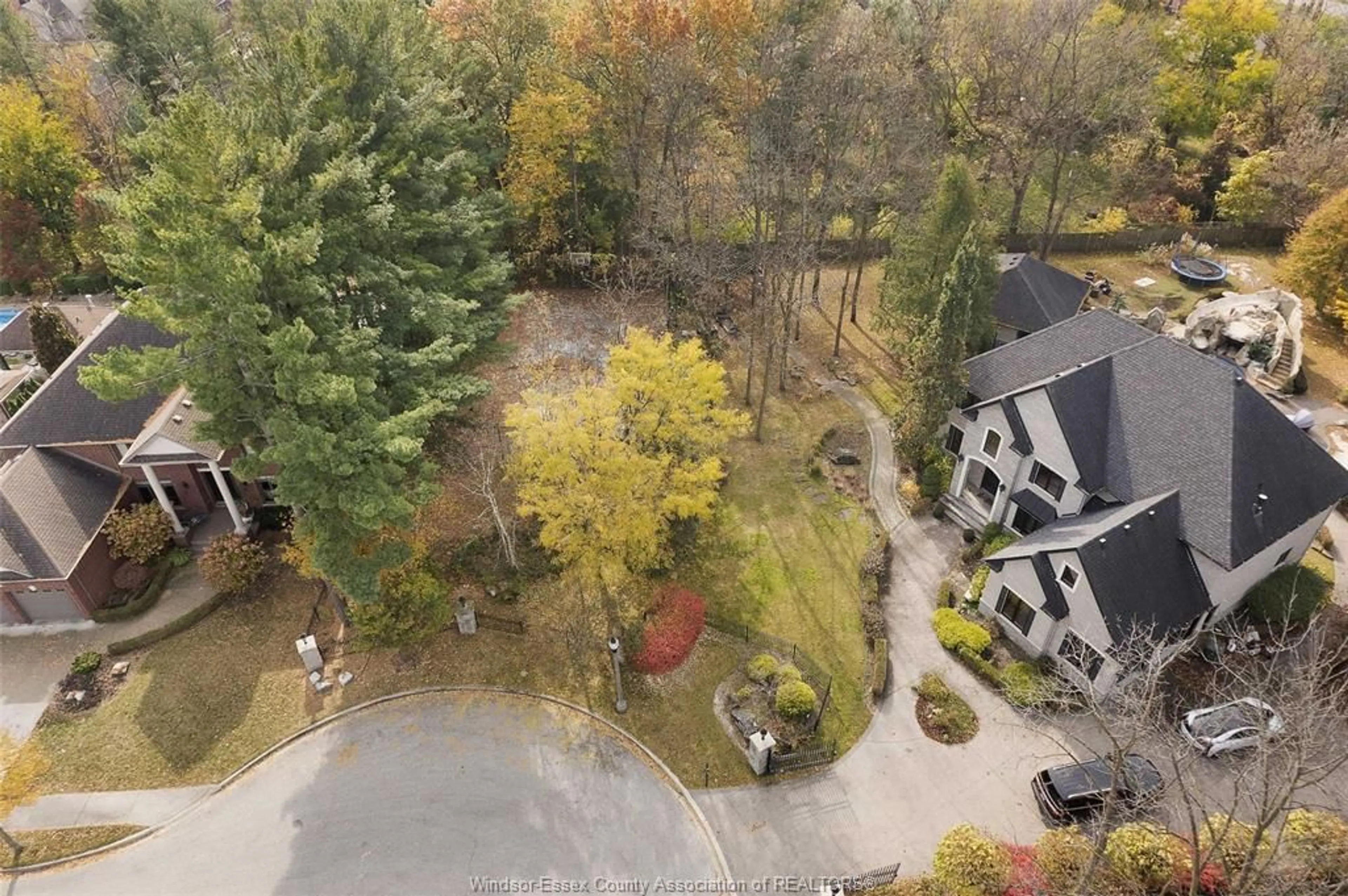 A pic from outside/outdoor area/front of a property/back of a property/a pic from drone, forest/trees view for 1104 DEERVIEW Cres, LaSalle Ontario N9J 0A7