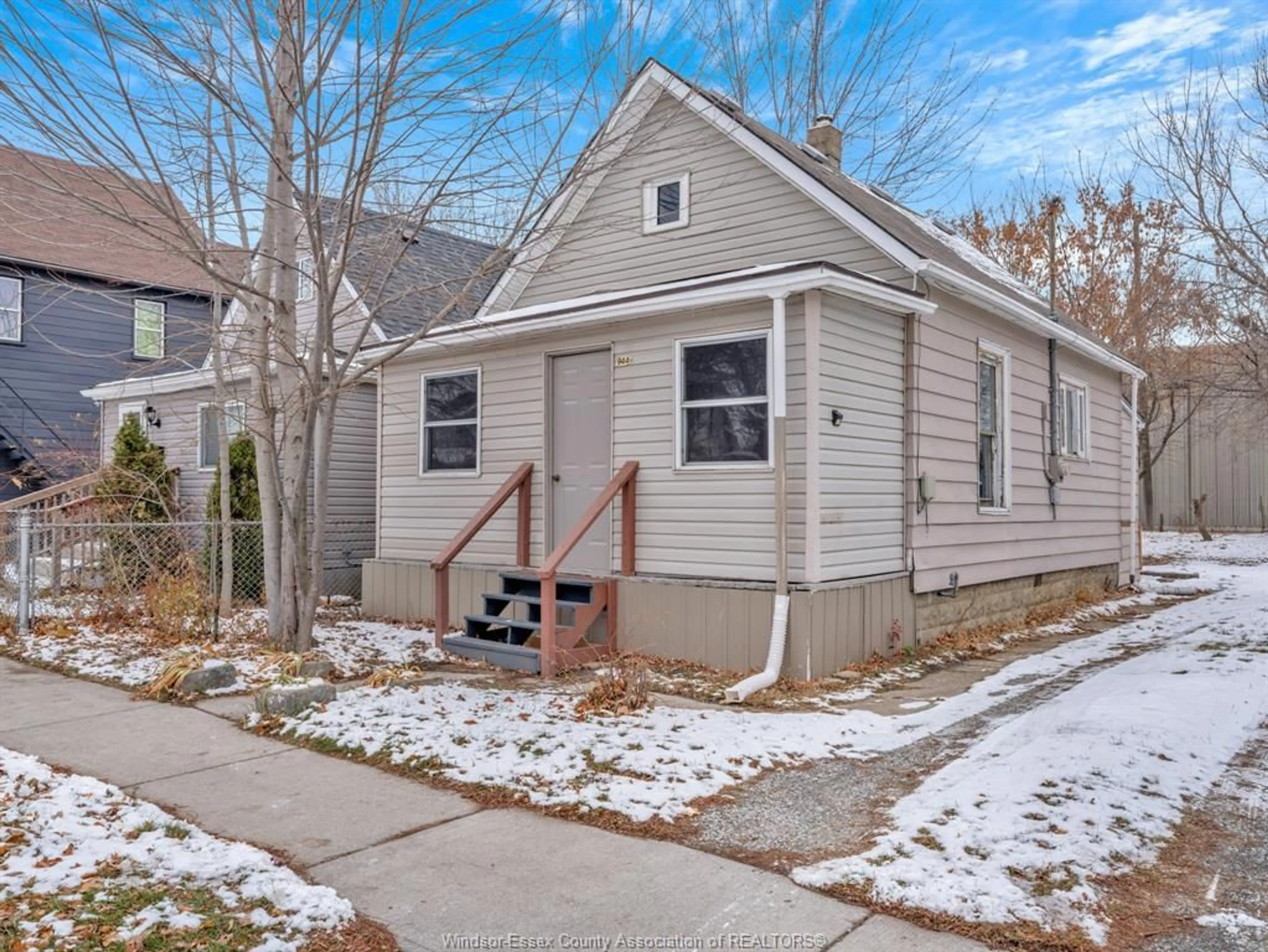 Home with vinyl exterior material, street for 944 MAISONVILLE, Windsor Ontario N8Y 3R9