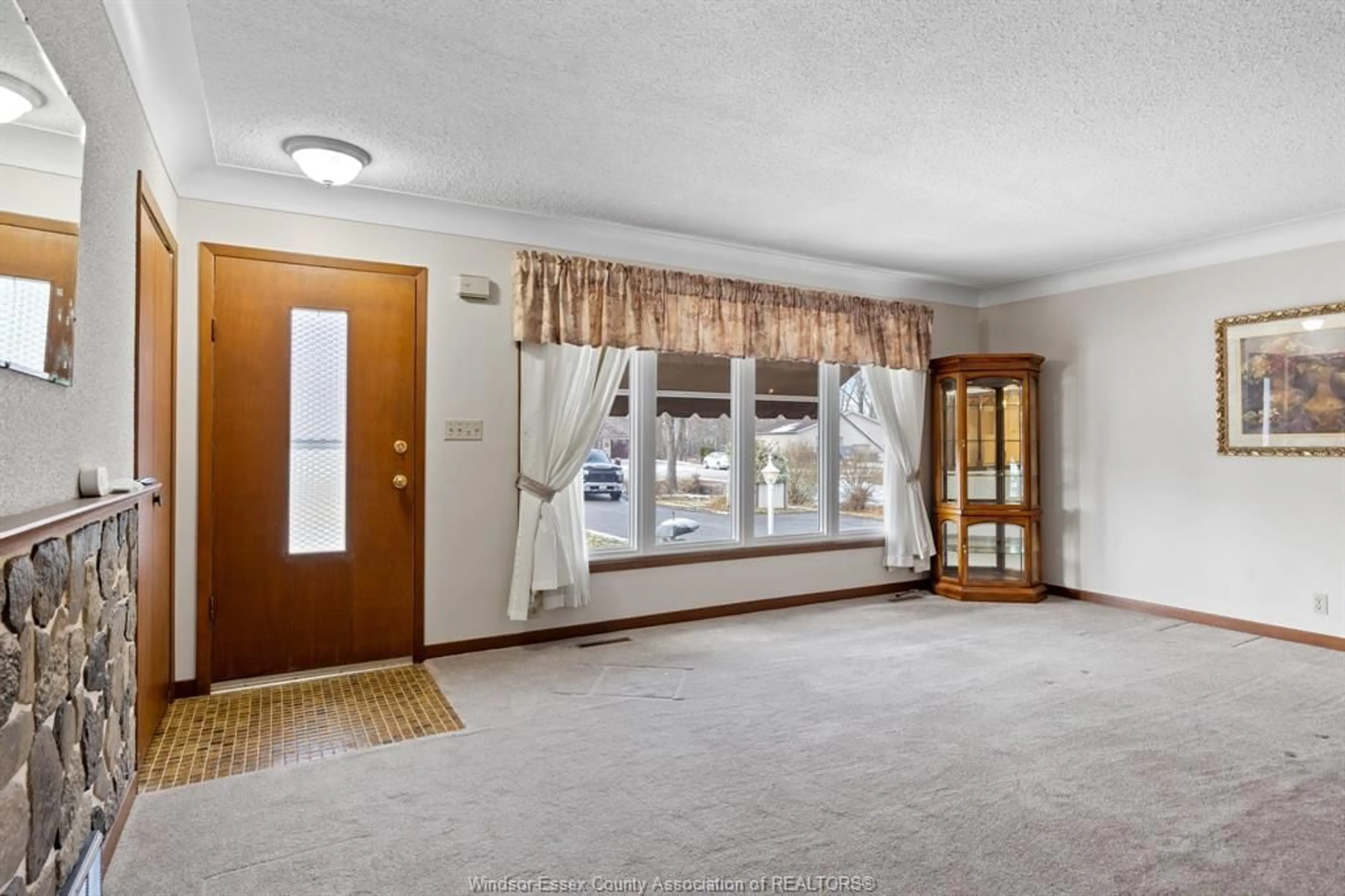 Indoor foyer for 90 COUNTY RD 29 (DIVISION RD), Kingsville Ontario N0R 1B0
