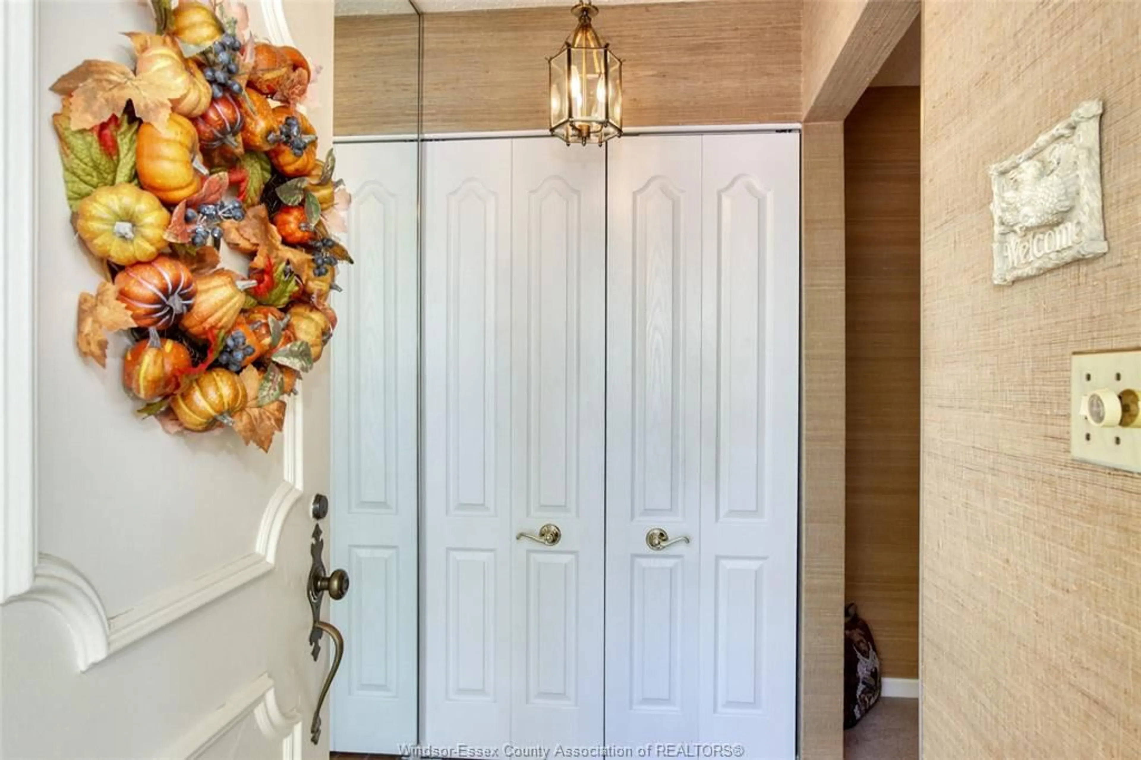 Indoor entryway for 3398 PINEVIEW, Windsor Ontario N8R 2A8