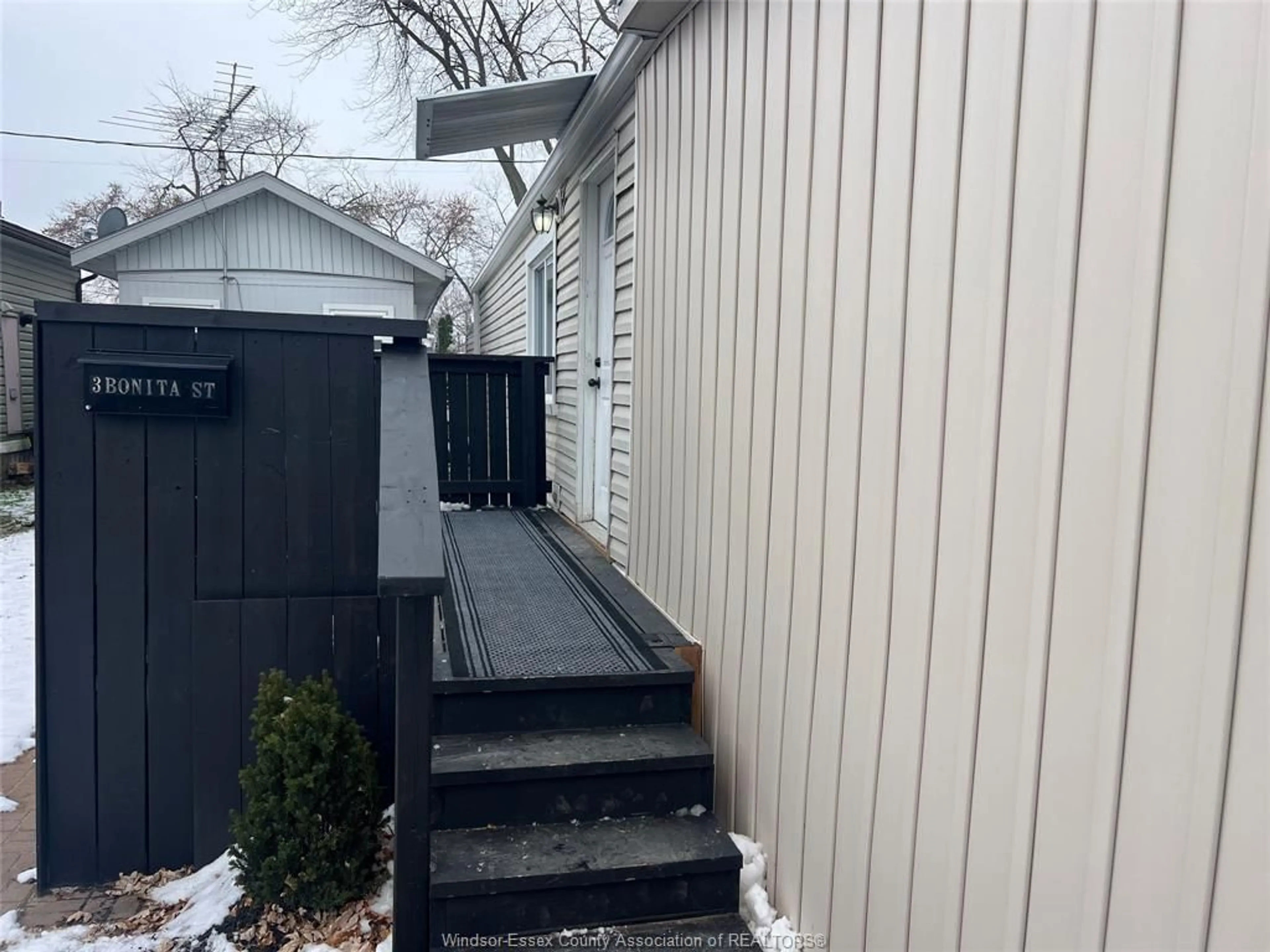 Unknown for 3 BONITA, Windsor Ontario N8W 2B4