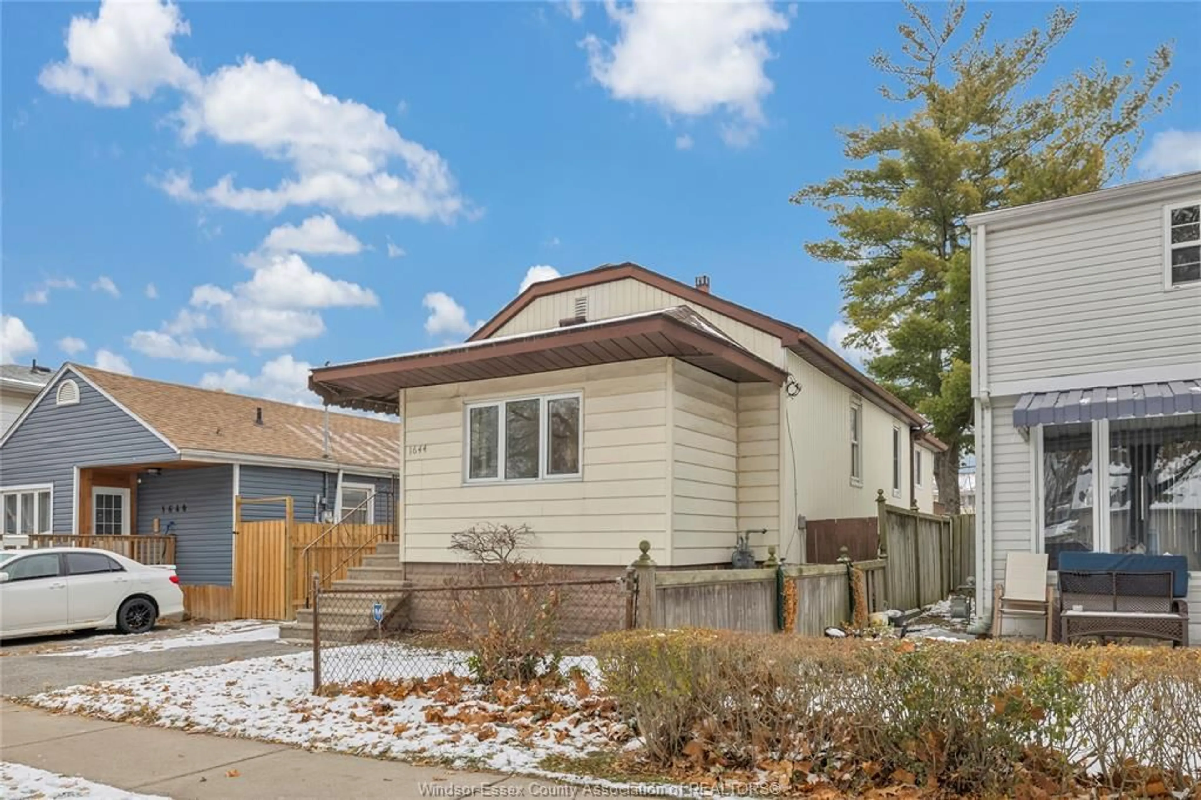 Home with vinyl exterior material, street for 1644 FORD Blvd, Windsor Ontario N8T 2E1