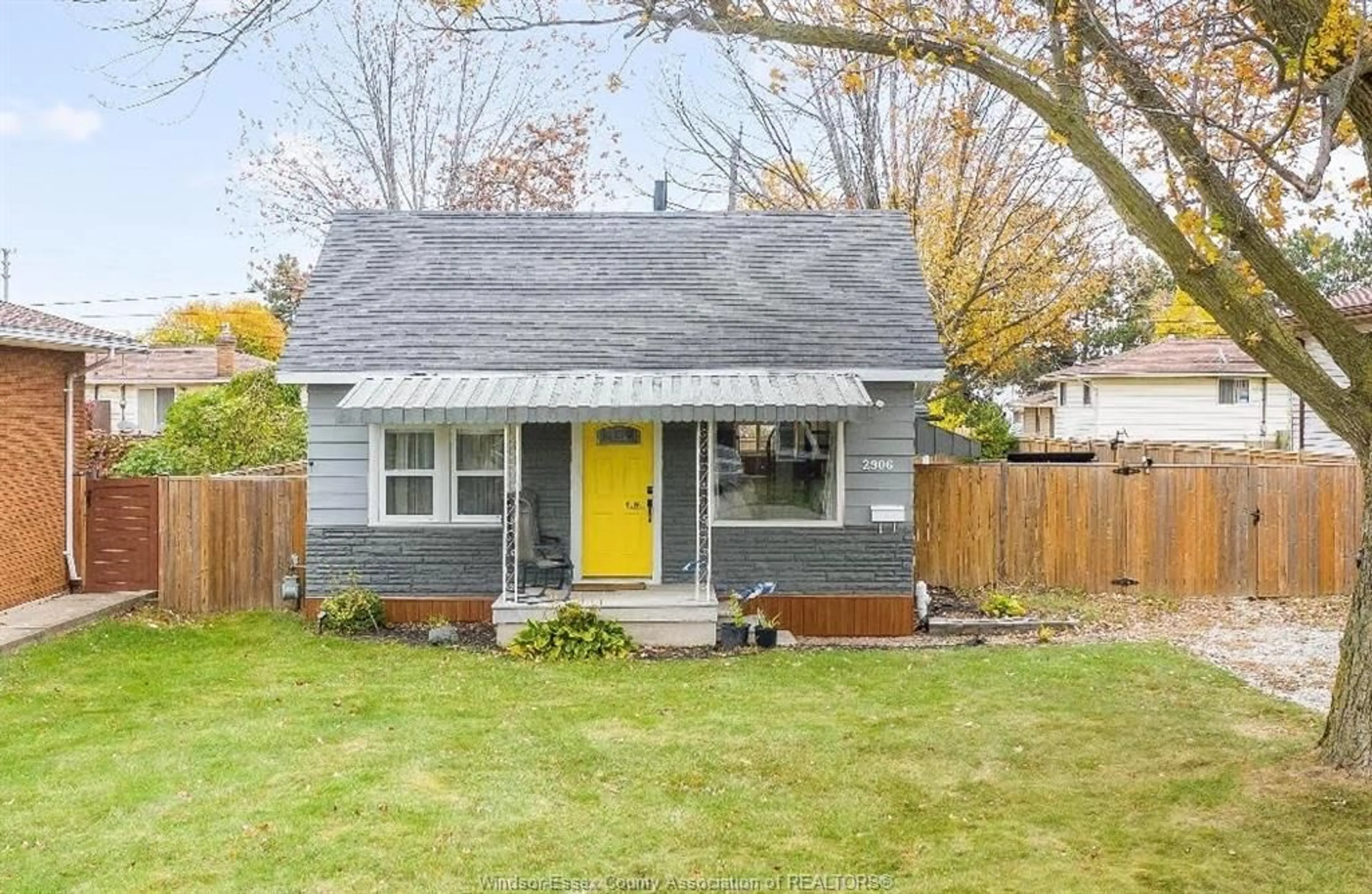 Home with vinyl exterior material, street for 2906 LLOYD GEORGE Blvd, Windsor Ontario N8T 2V1