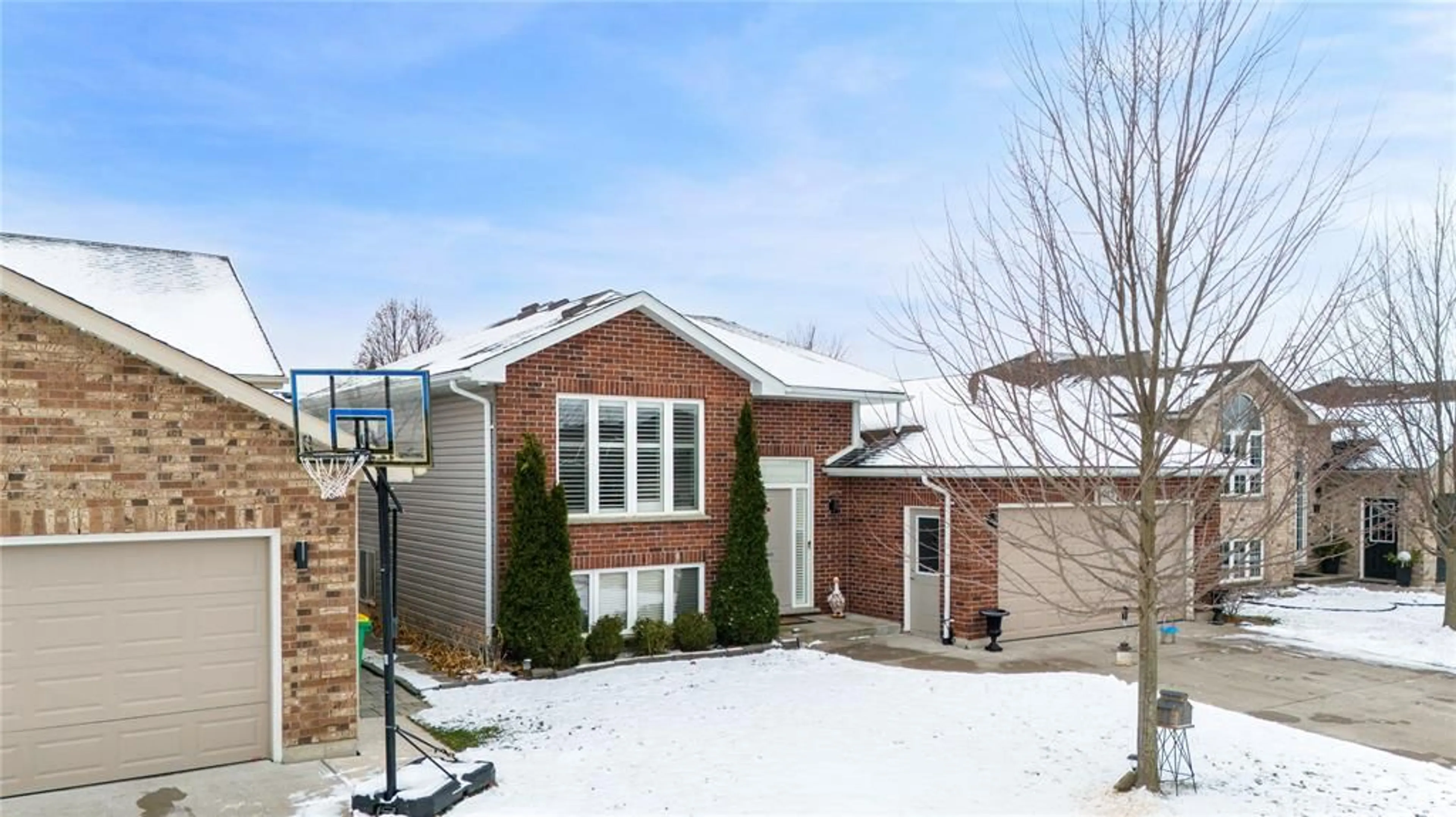 Home with brick exterior material, street for 4015 ROSEMOUNT Dr, Petrolia Ontario N0N 1R0