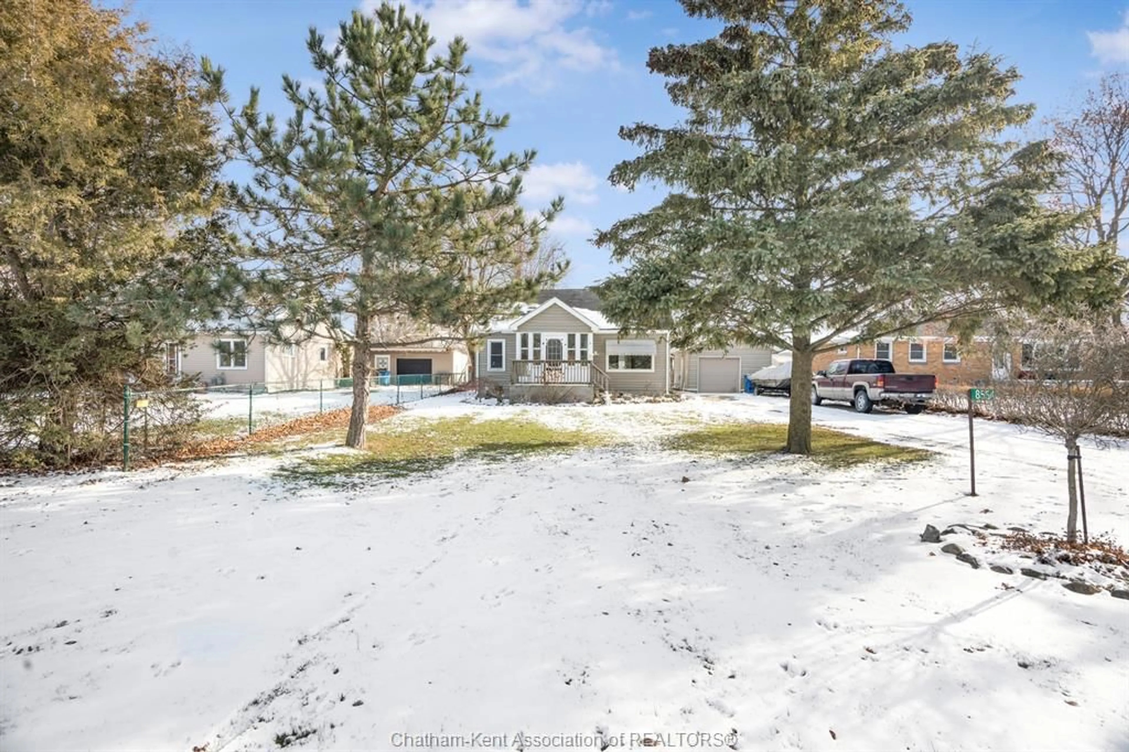 A pic from outside/outdoor area/front of a property/back of a property/a pic from drone, street for 8554 Middle Line, Merlin Ontario N0P 1G0