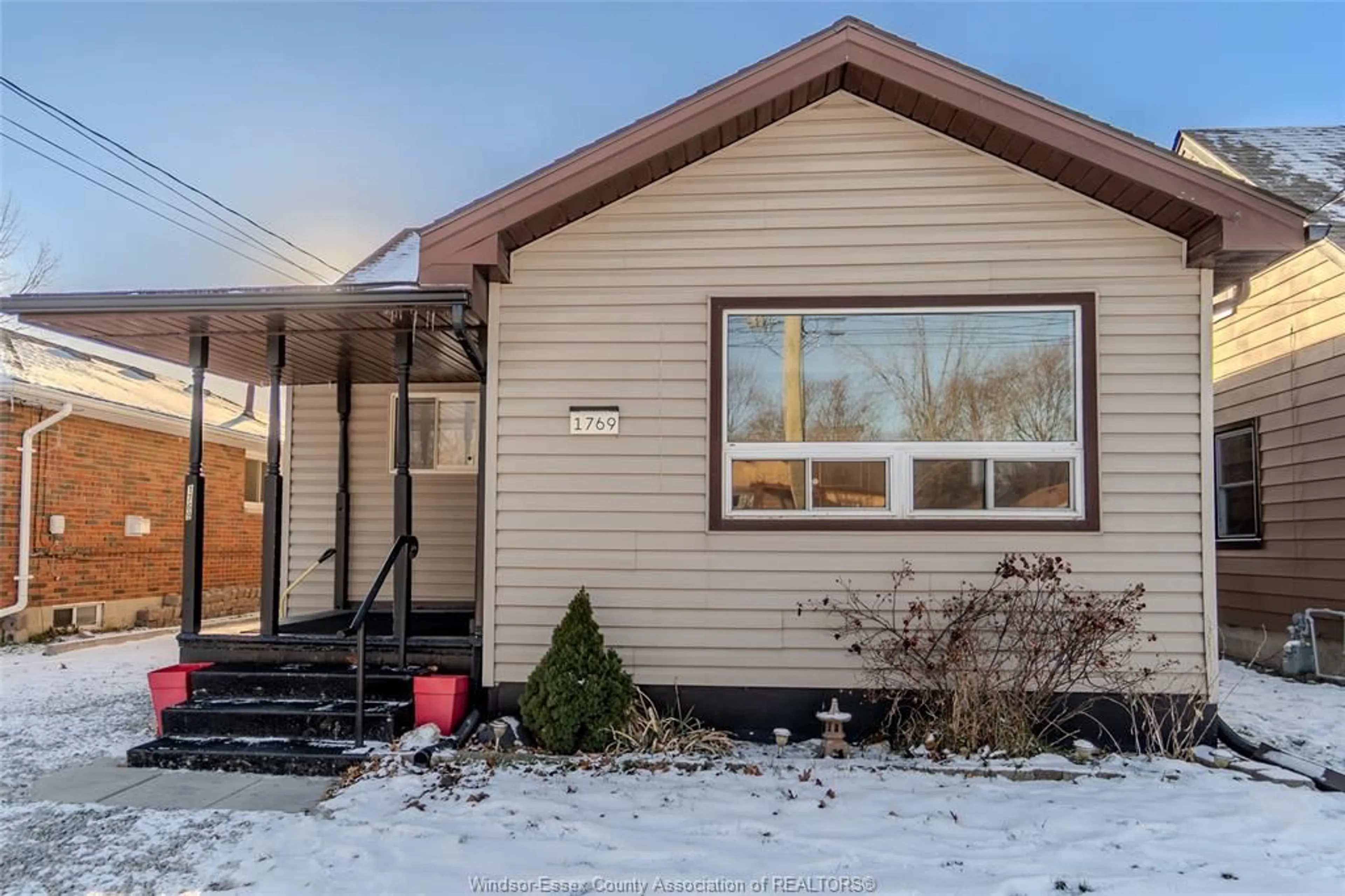 Home with vinyl exterior material, street for 1769 BALFOUR Blvd, Windsor Ontario N8T 2S2