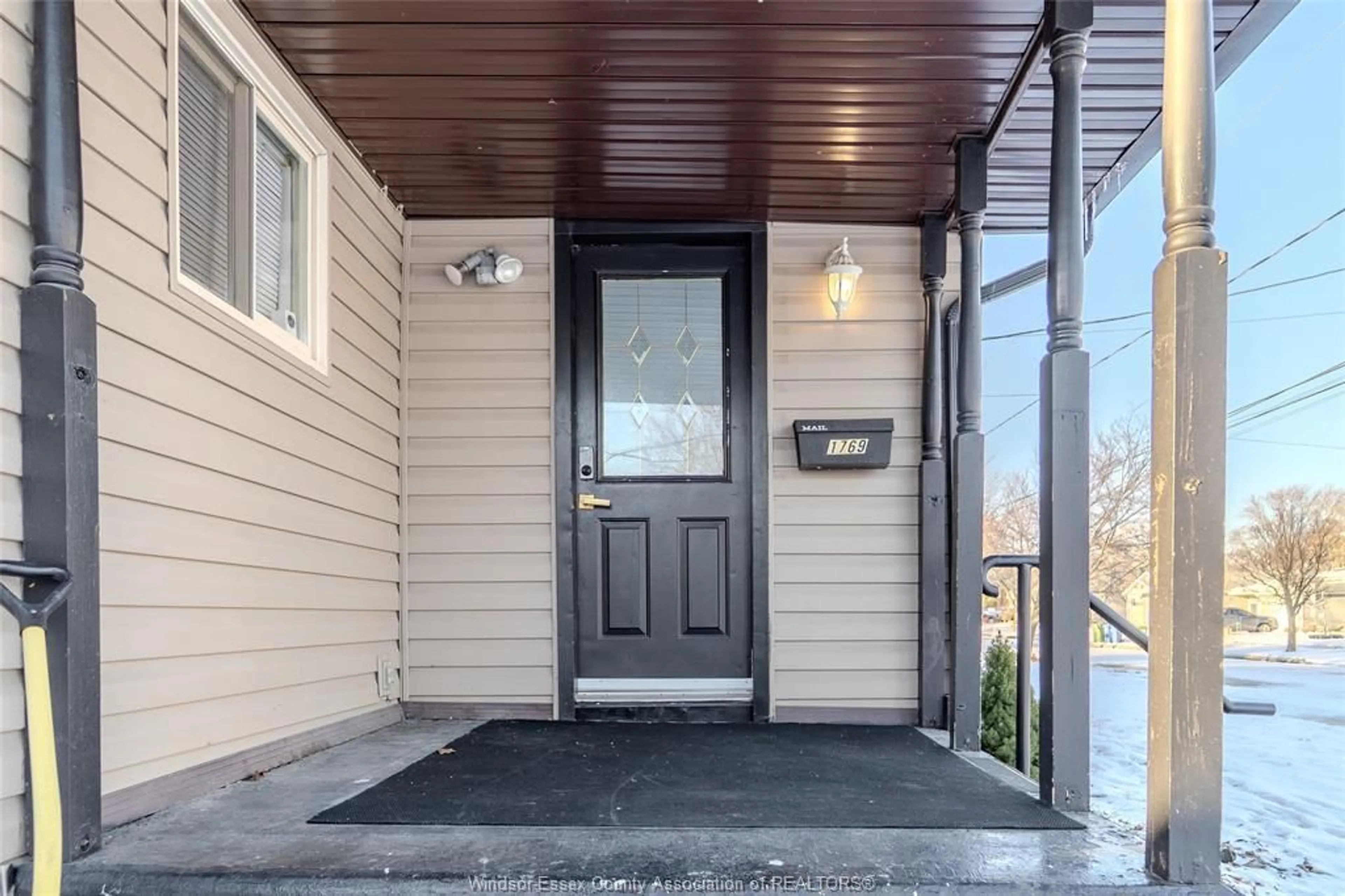 Indoor entryway for 1769 BALFOUR Blvd, Windsor Ontario N8T 2S2