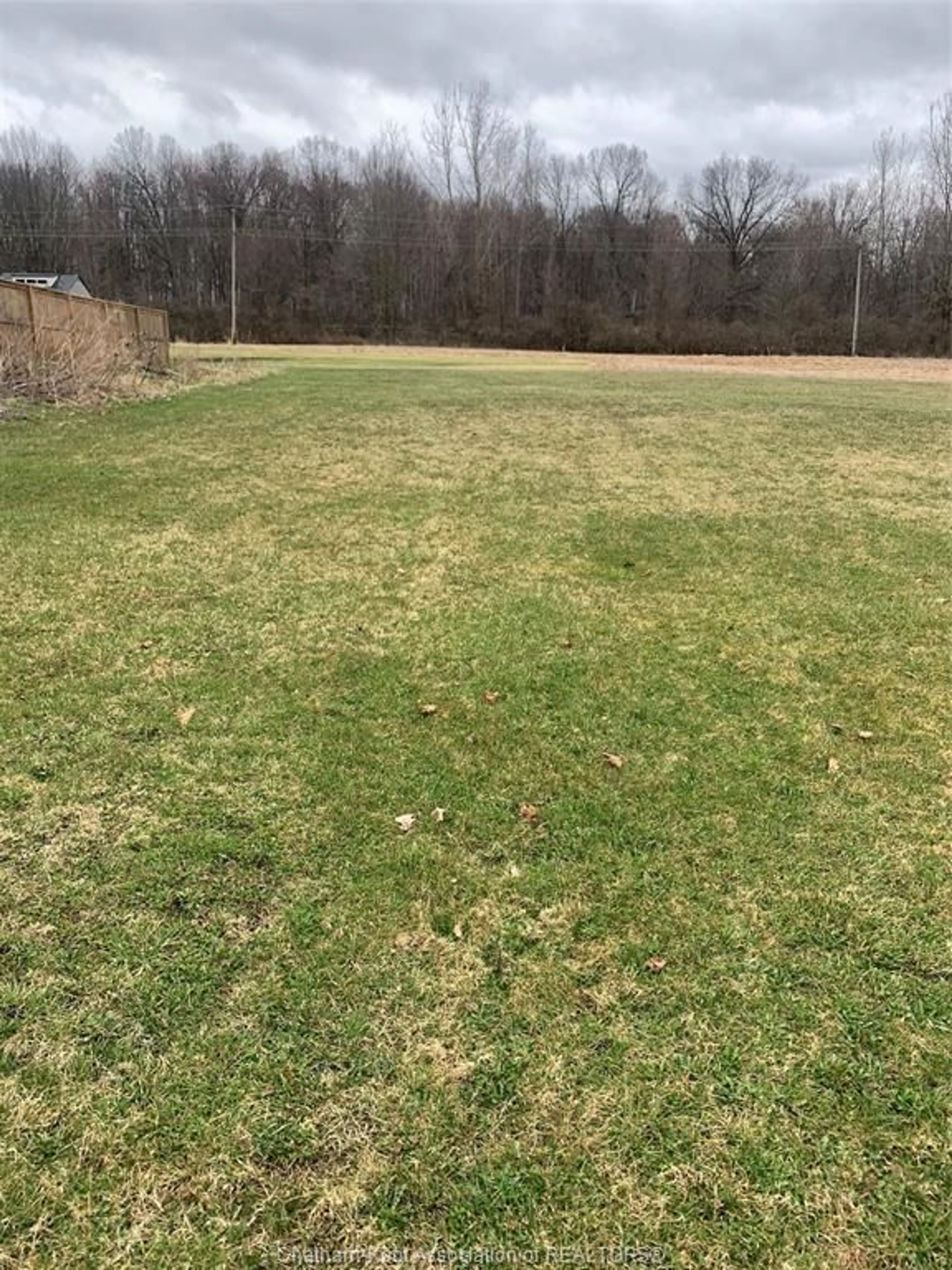 A pic from outside/outdoor area/front of a property/back of a property/a pic from drone, unknown for 359 Oak St, Bothwell Ontario N0P 1C0