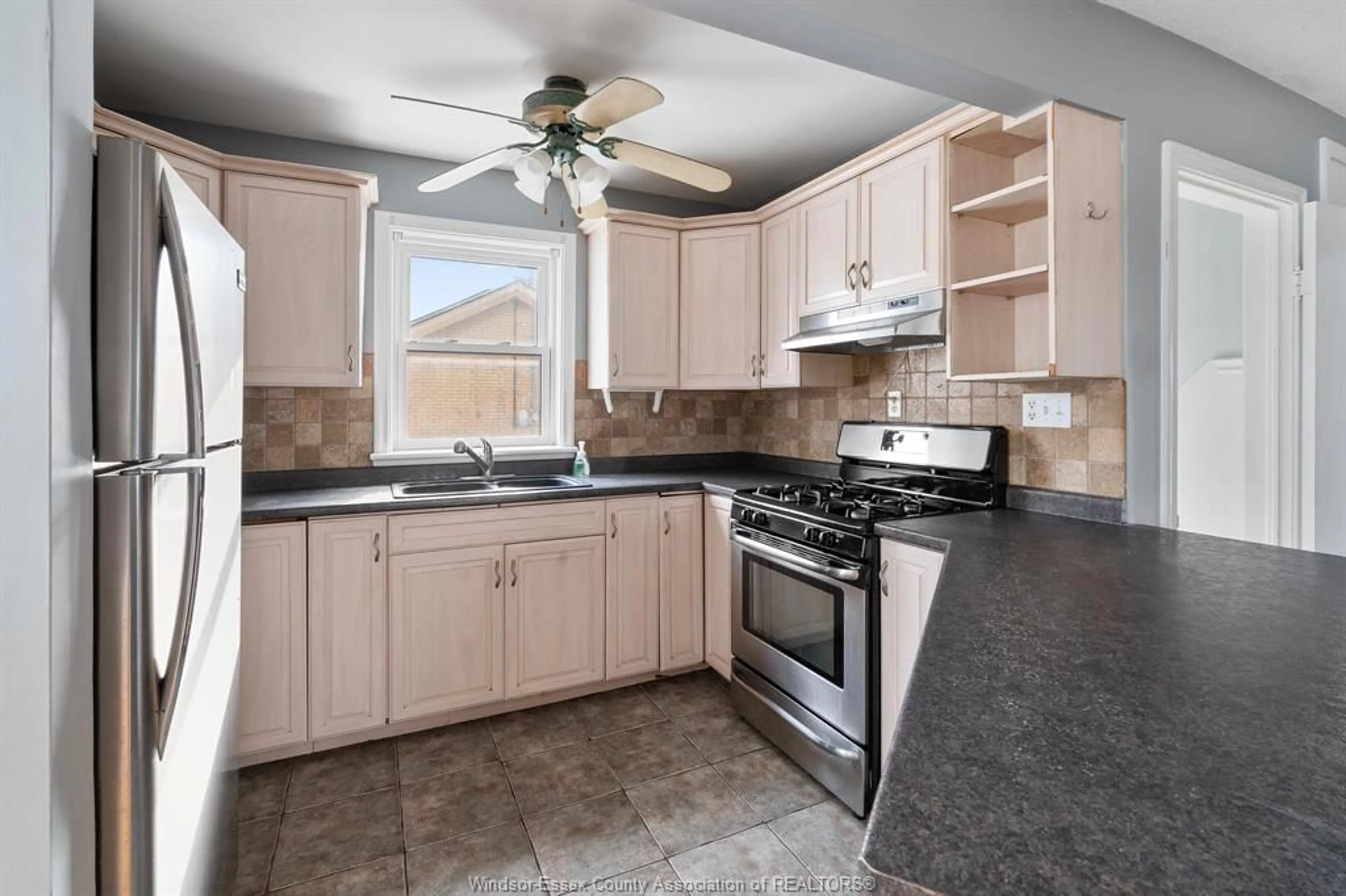 Standard kitchen, ceramic/tile floor for 14 NOBLE St, Leamington Ontario N8H 3S6