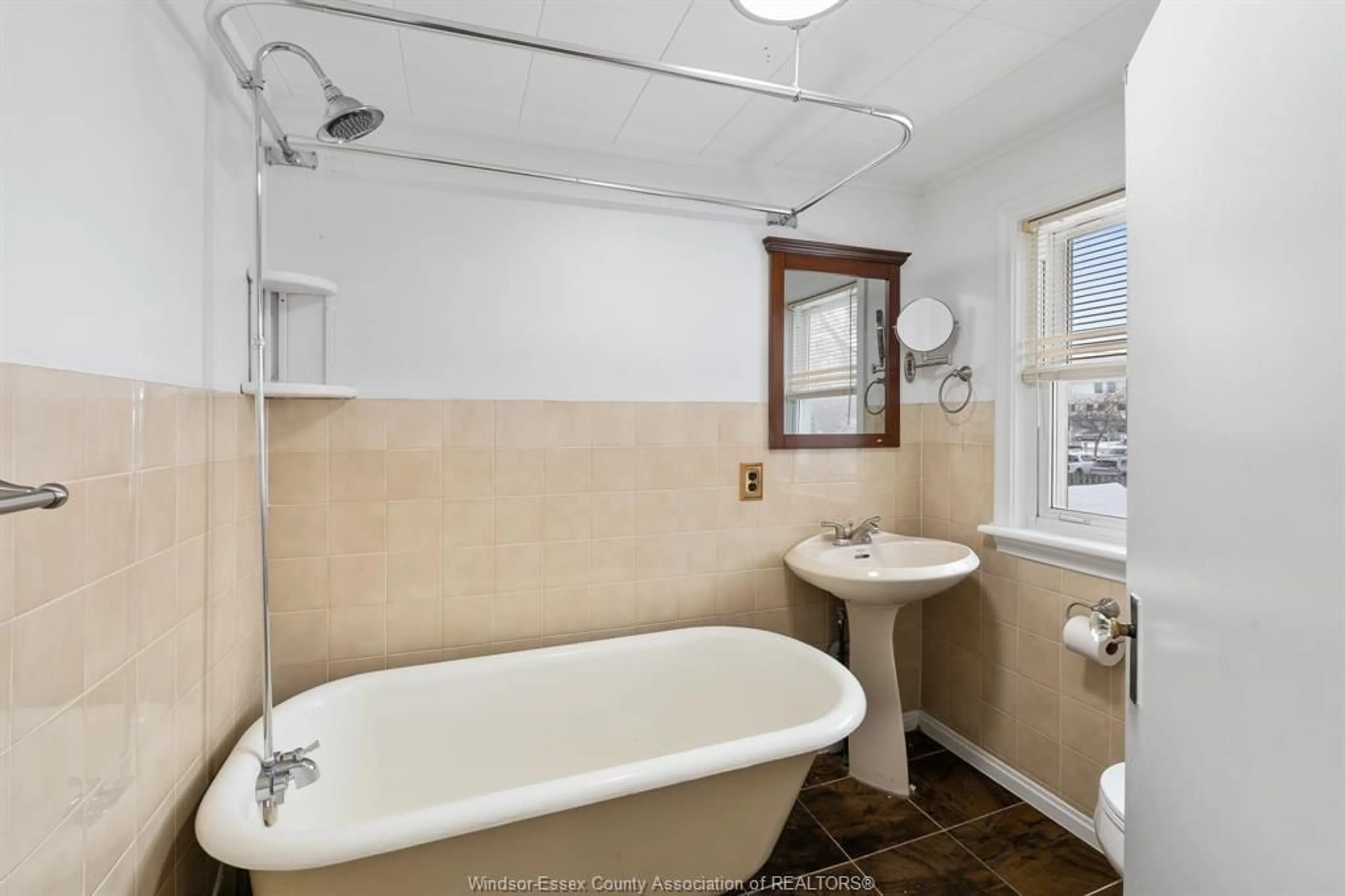 Standard bathroom, ceramic/tile floor for 14 NOBLE St, Leamington Ontario N8H 3S6