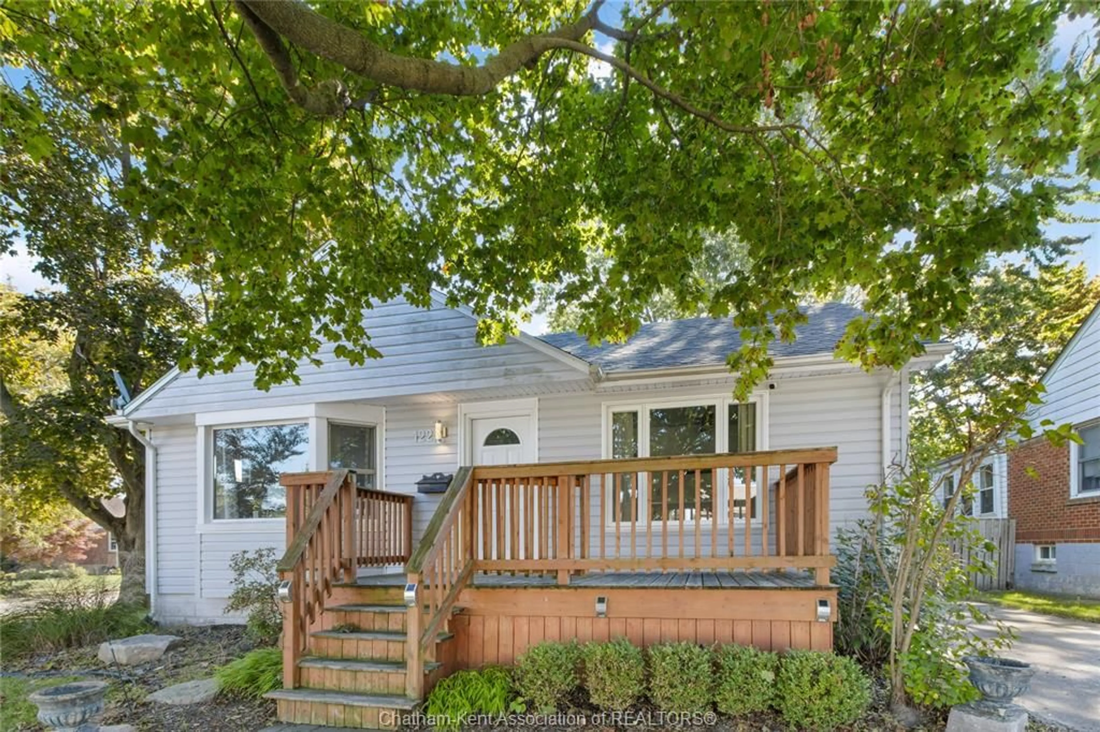 Home with vinyl exterior material, street for 122 EUGENIE St, Chatham Ontario N7M 3Z1