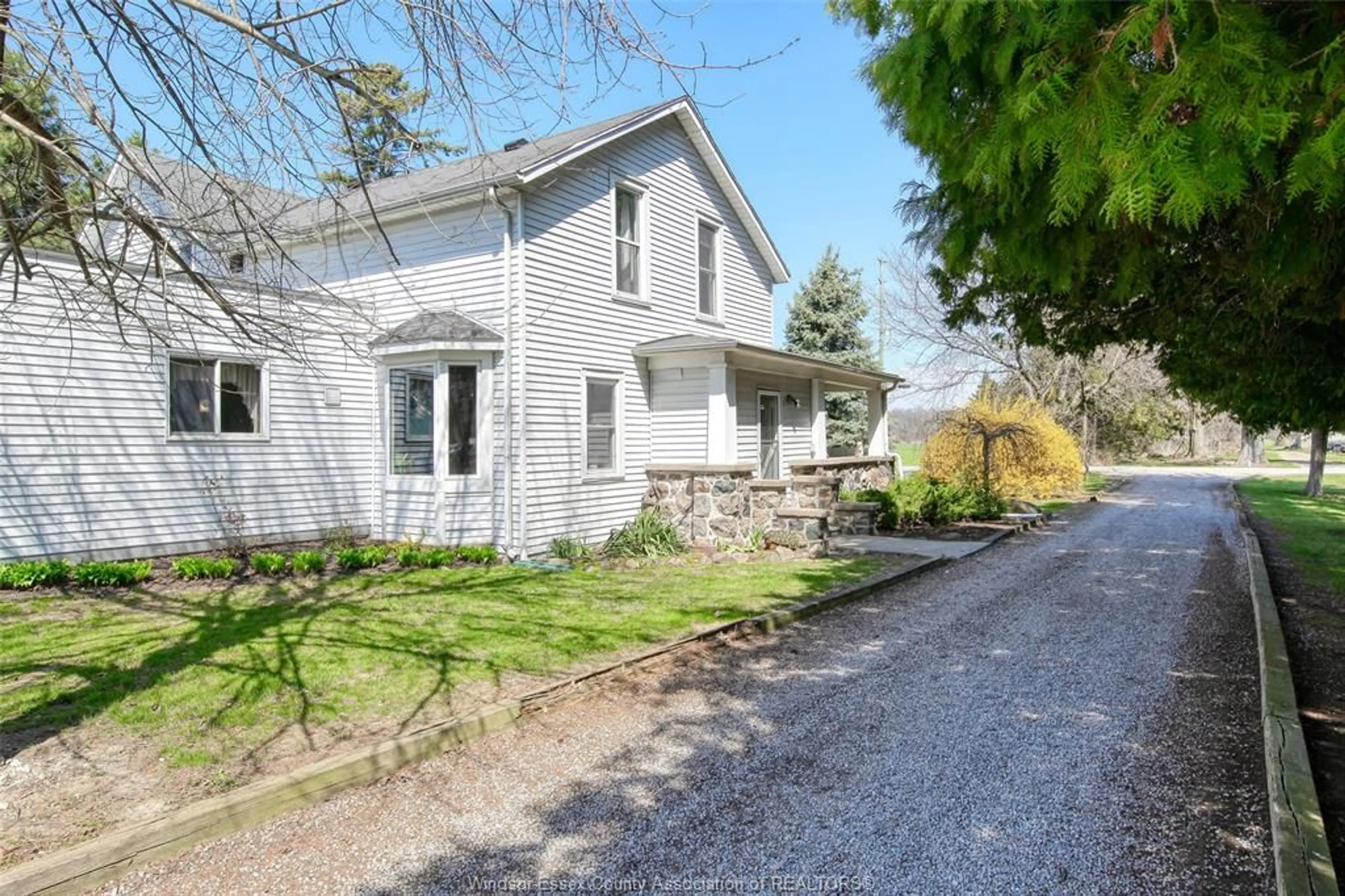 A pic from outside/outdoor area/front of a property/back of a property/a pic from drone, street for 641 ROAD 3, Kingsville Ontario N9Y 2E5