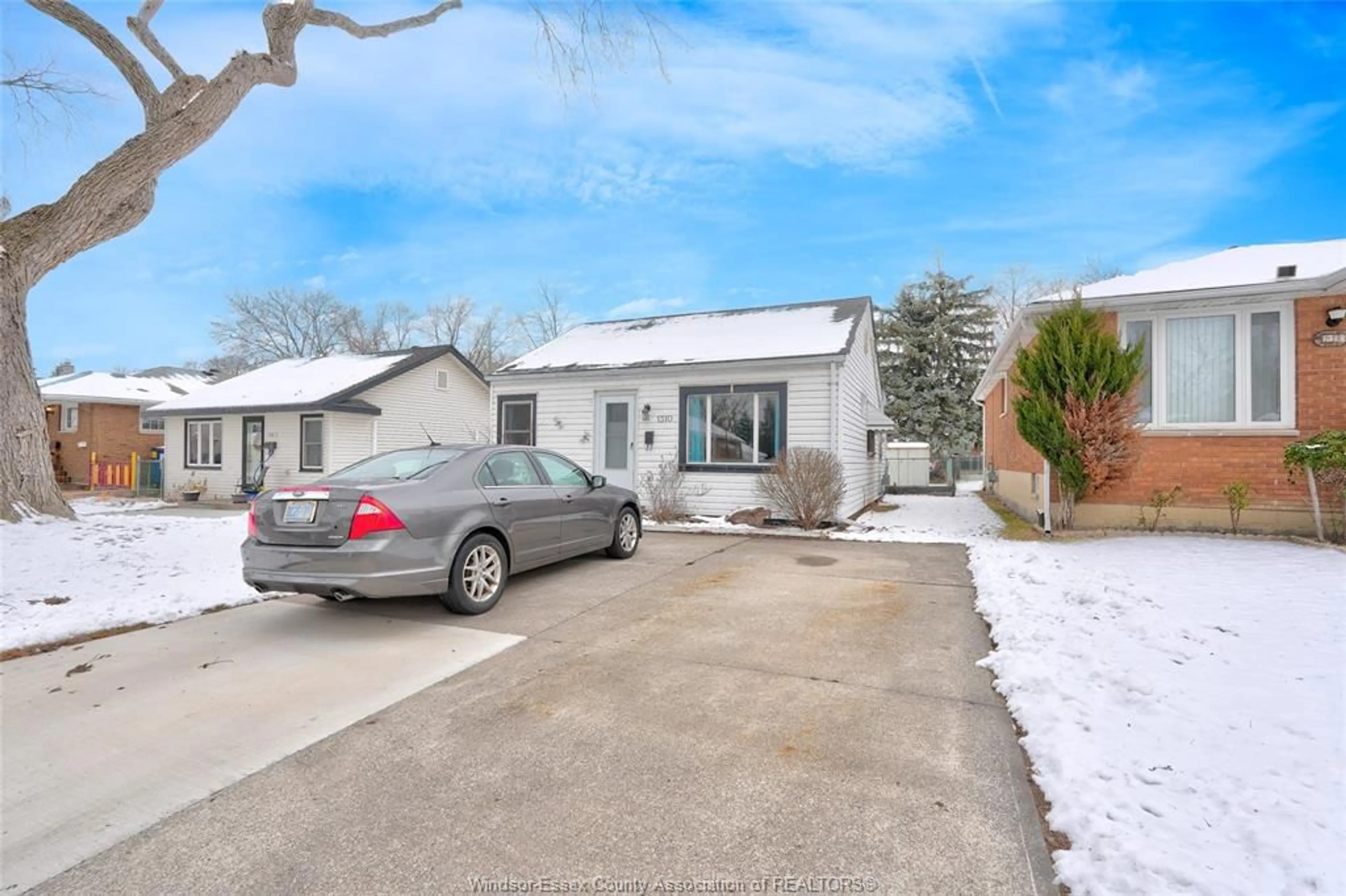 A pic from outside/outdoor area/front of a property/back of a property/a pic from drone, street for 1310 JANETTE Ave, Windsor Ontario N8X 1Y6