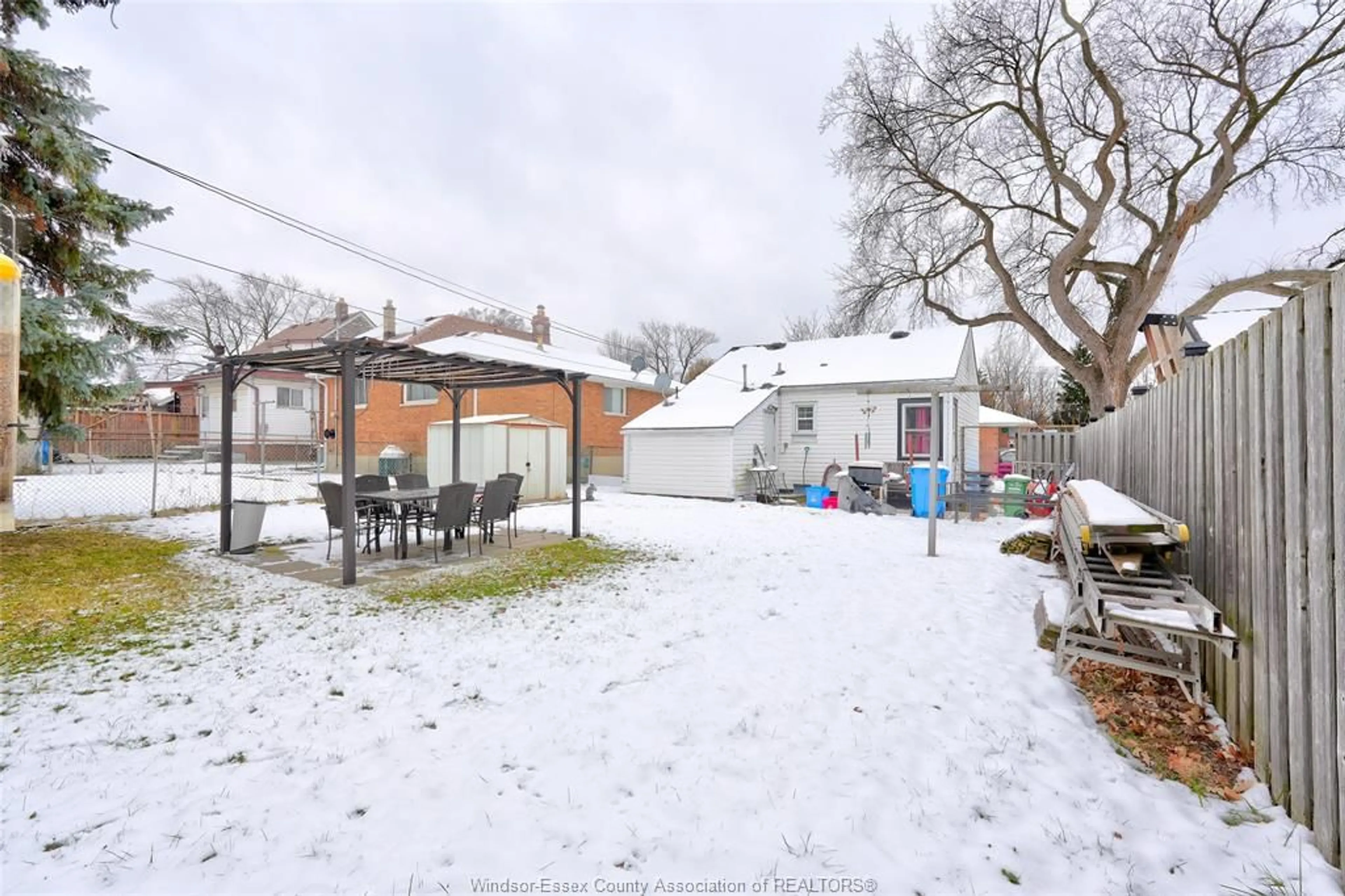 A pic from outside/outdoor area/front of a property/back of a property/a pic from drone, street for 1310 JANETTE Ave, Windsor Ontario N8X 1Y6